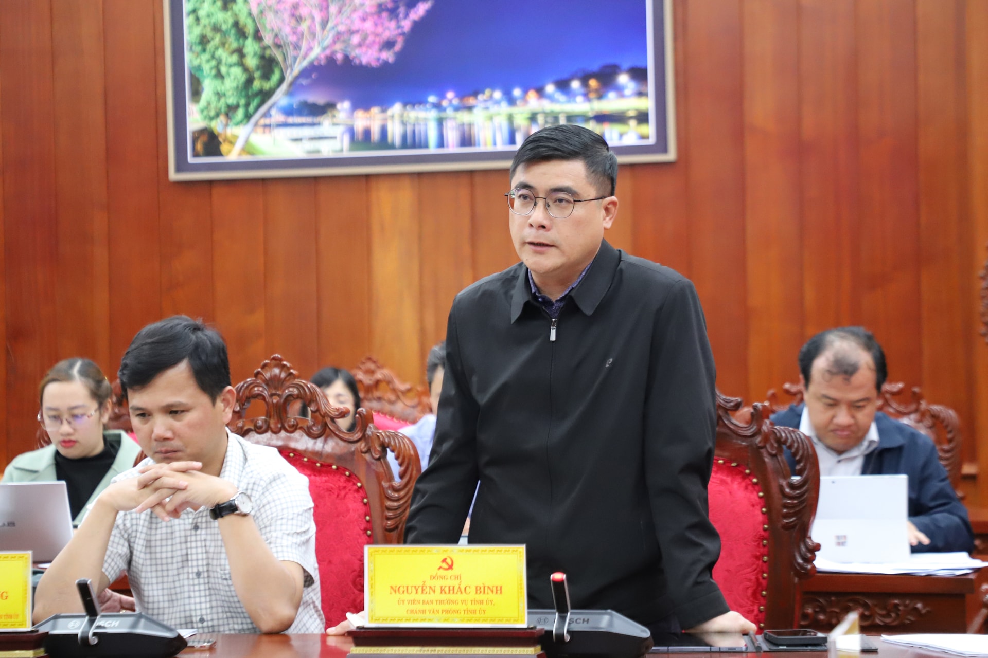 Le camarade Nguyen Khac Binh, membre du Comité permanent du Parti provincial, chef du Bureau provincial du Parti, a demandé de terminer d'urgence les points sur le lieu du Congrès, pour qu'ils soient terminés d'ici le 8 octobre.