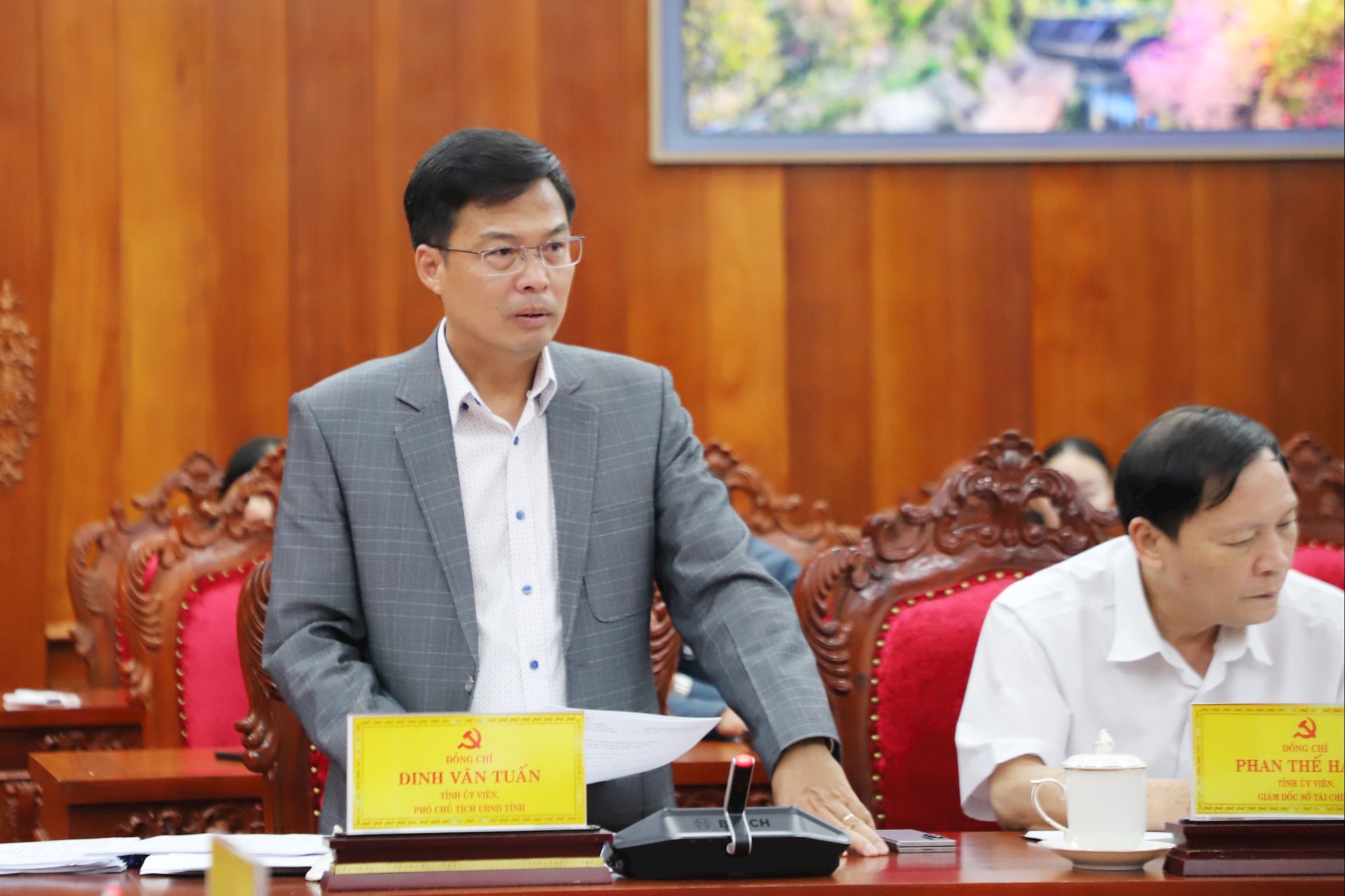Le camarade Dinh Van Tuan, vice-président du Comité populaire provincial de Lam Dong, a rendu compte de l'avancement des préparatifs du Congrès et a tenu une conférence de presse après le Congrès.