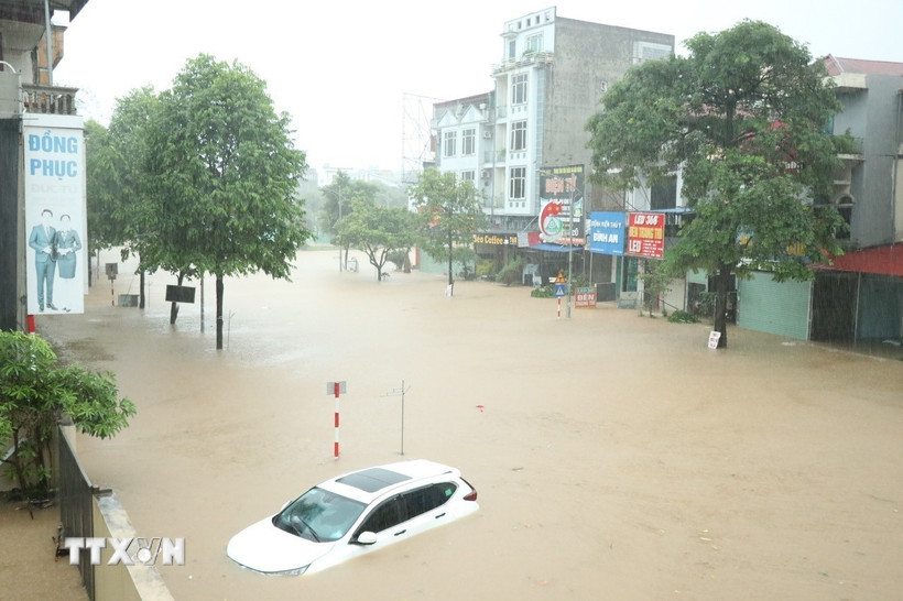 Nước lũ dâng cao làm vỡ đê bối sông Cầu tại tổ 33, phường Phan Đình Phùng, tỉnh Thái Nguyên. (Ảnh: Thảo Nguyên/TTXVN)