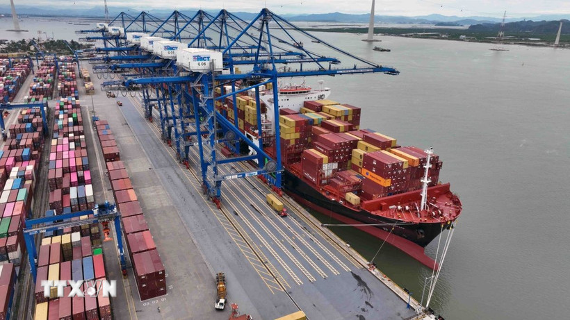 Bốc xếp hàng hóa xuất khẩu ở cảng Container Quốc tế Hải Phòng, thị trấn Cát Hải, huyện Cát Hải, thành phố Hải Phòng. (Ảnh: Vũ Sinh/TTXVN)