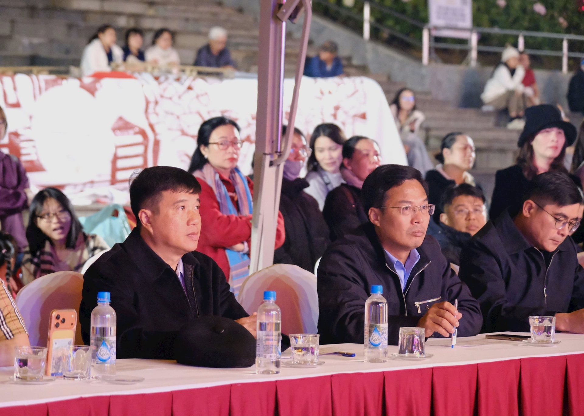 Bí thư Tỉnh ủy Y Thanh Hà Niê Kđăm theo dõi các tiết mục trong chương trình tổng duyệt