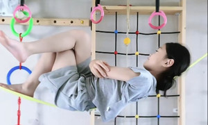 Cô bé 9 tuổi nằm trên dây đọc sách gây sốt mạng xã hội Trung Quốc