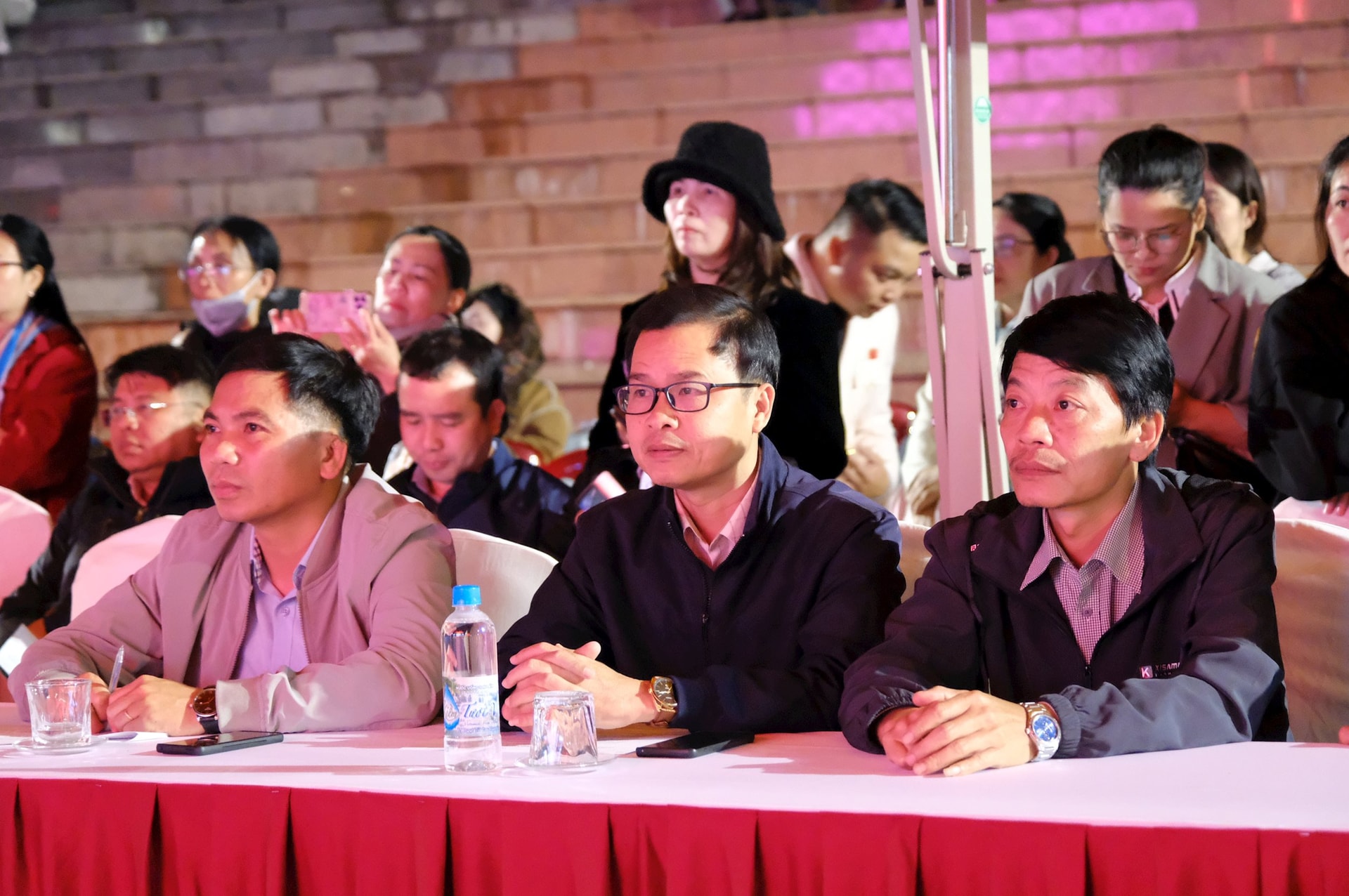 Đồng chí Nguyễn Phi Long, Phó Tổng Biên tập Báo và Phát thanh, Truyền hình Lâm Đồng (ở giữa) tham dự chương trình tổng duyệt