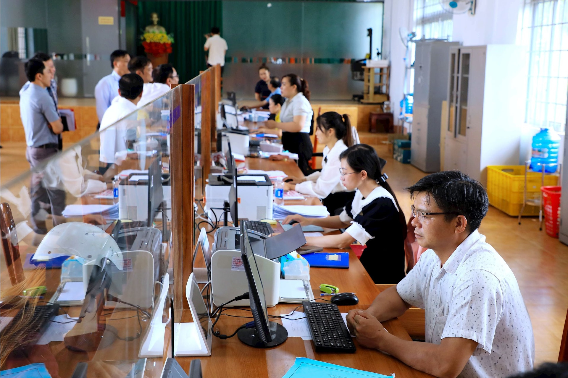 Toàn bộ cán bộ làm việc tại Trung tâm phục vụ hành chính công xã Đắk Sắk theo một hàng dọc