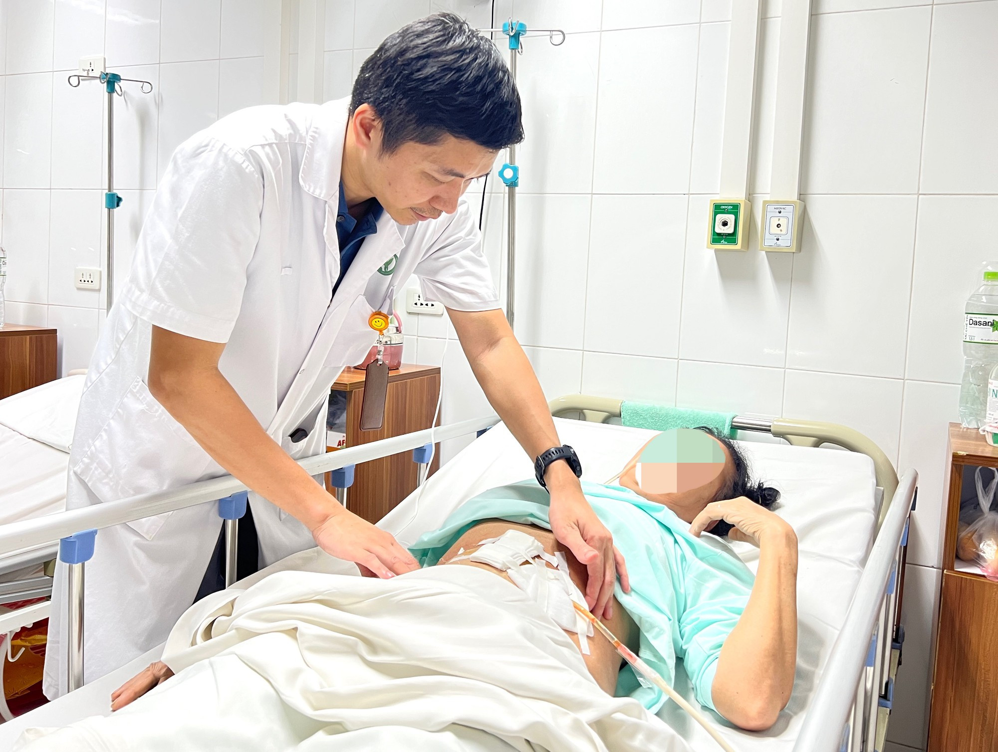 Đề xuất phụ cấp mổ, tiền trực của nhân viên y tế- Ảnh 1.