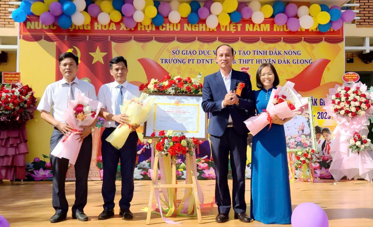 Với sự nỗ lực của tập thể cán bộ, giáo viên, học sinh, Tháng 5/2025 Trường vinh dự đón nhận Đạt chuẩn quốc