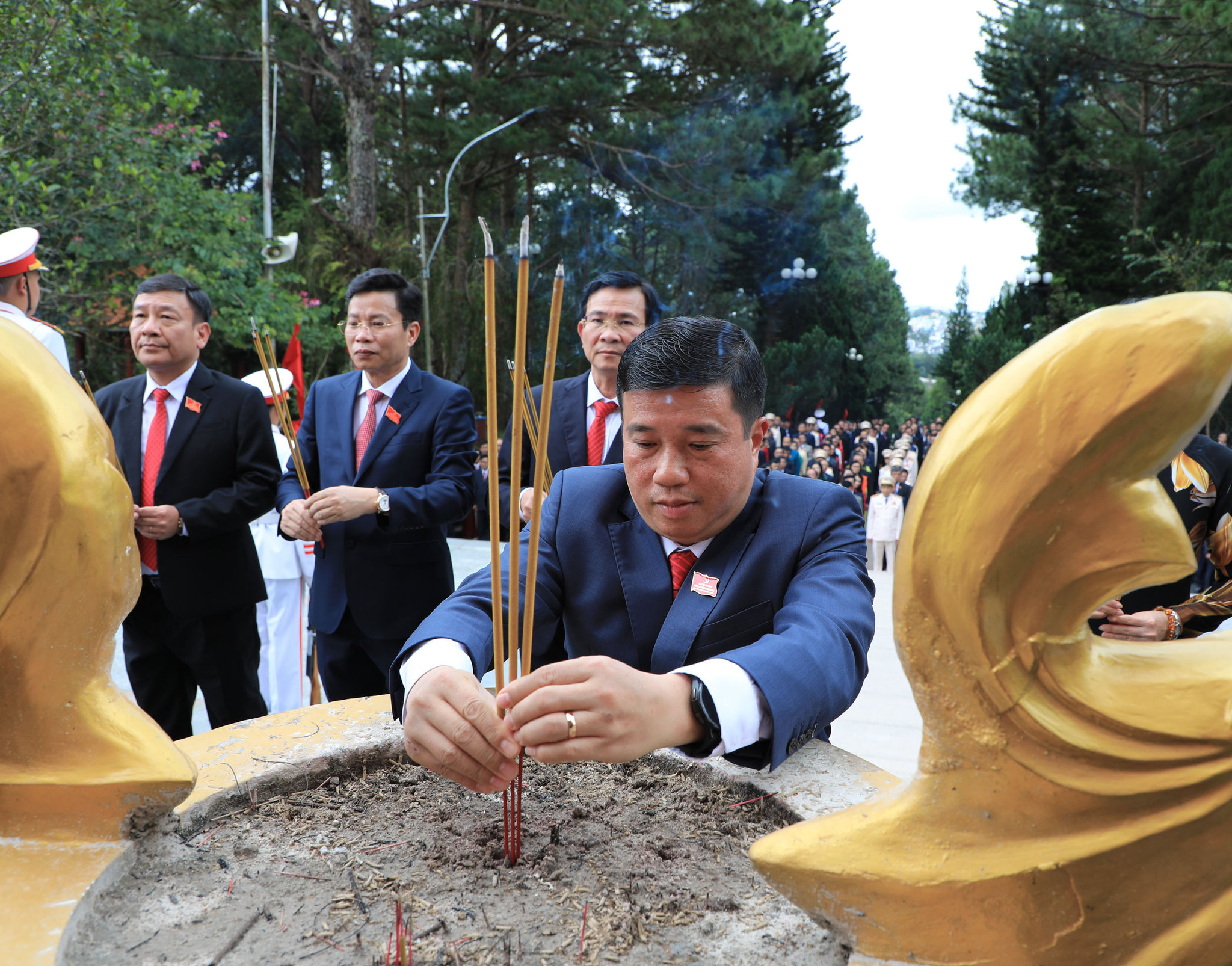 Bí thư Tỉnh ủy Y Thanh Hà Niê Kđăm cùng các đại biểu dâng hương tại Nghĩa trang liệt sĩ tỉnh Lâm Đồng