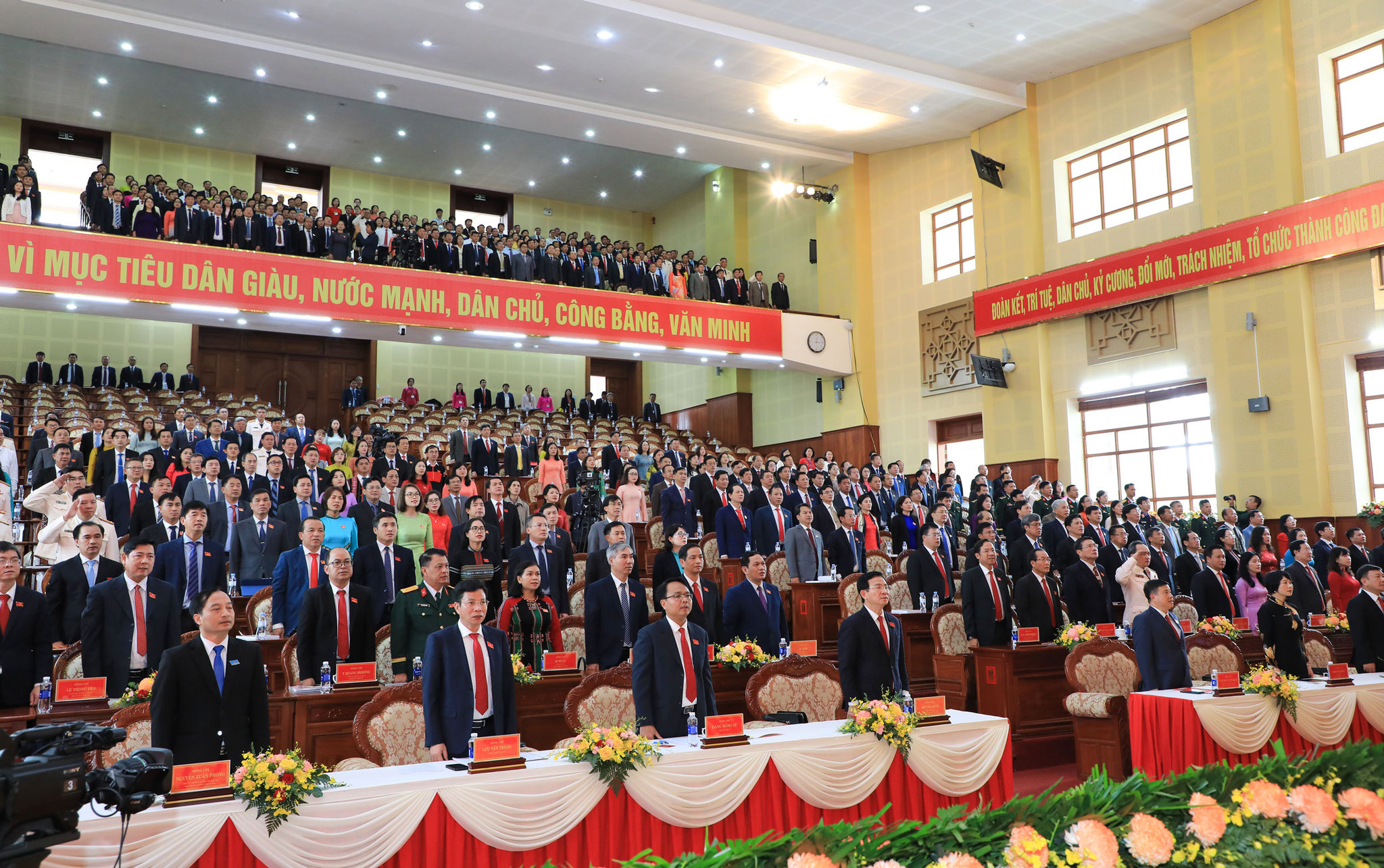 Các đại biểu dự Đại hội thực hiện nghi thức Chào cờ