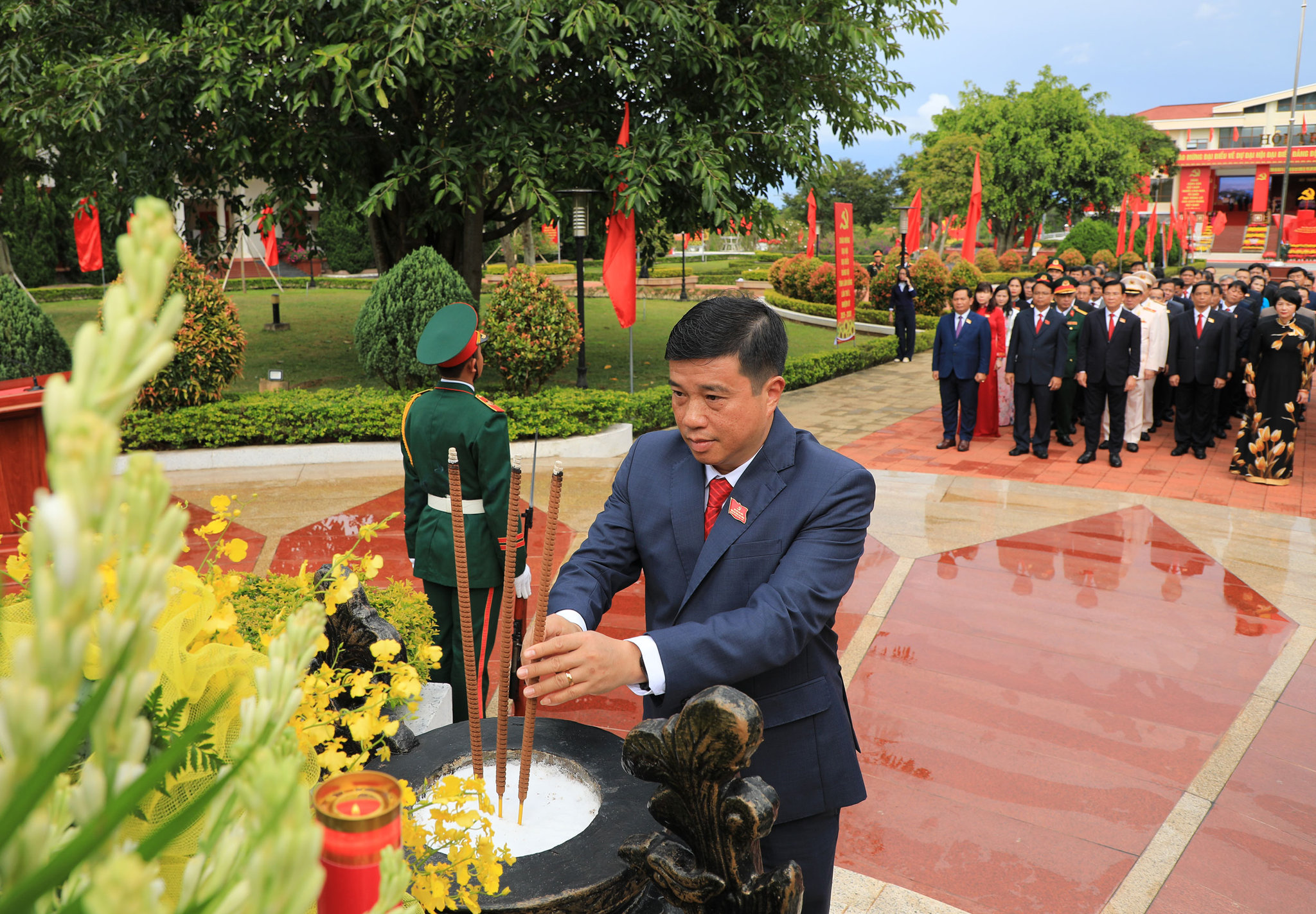 Bí thư Tỉnh ủy Y Thanh Hà Niê Kđăm dâng hương tại Tượng đài Bác Hồ