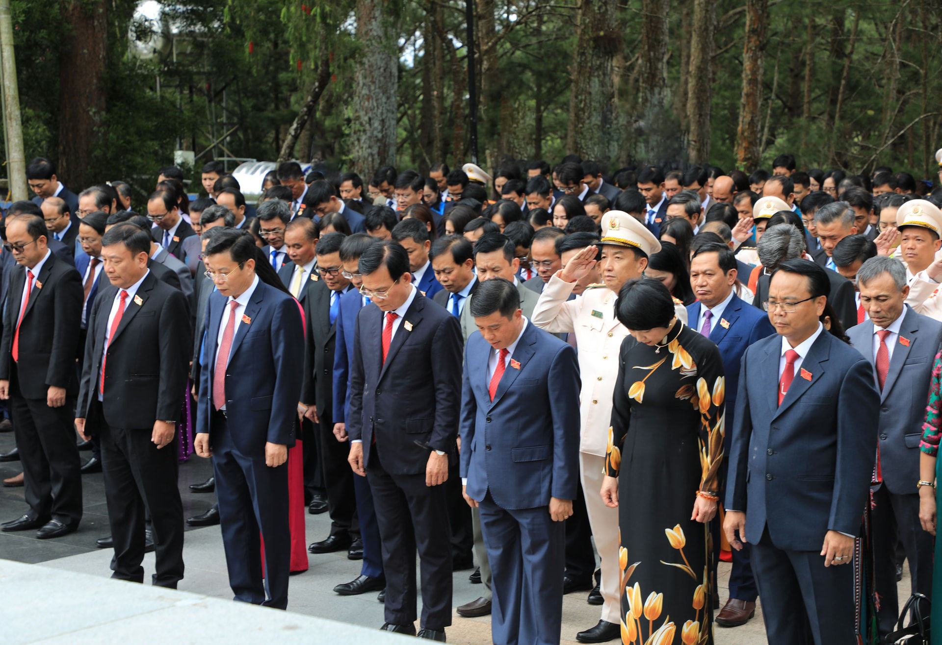 doan-dai-bieu-thuc-hien-nghi-thuc-mac-niem-tuong-nho-cac-anh-hung-liet-si(1).jpg