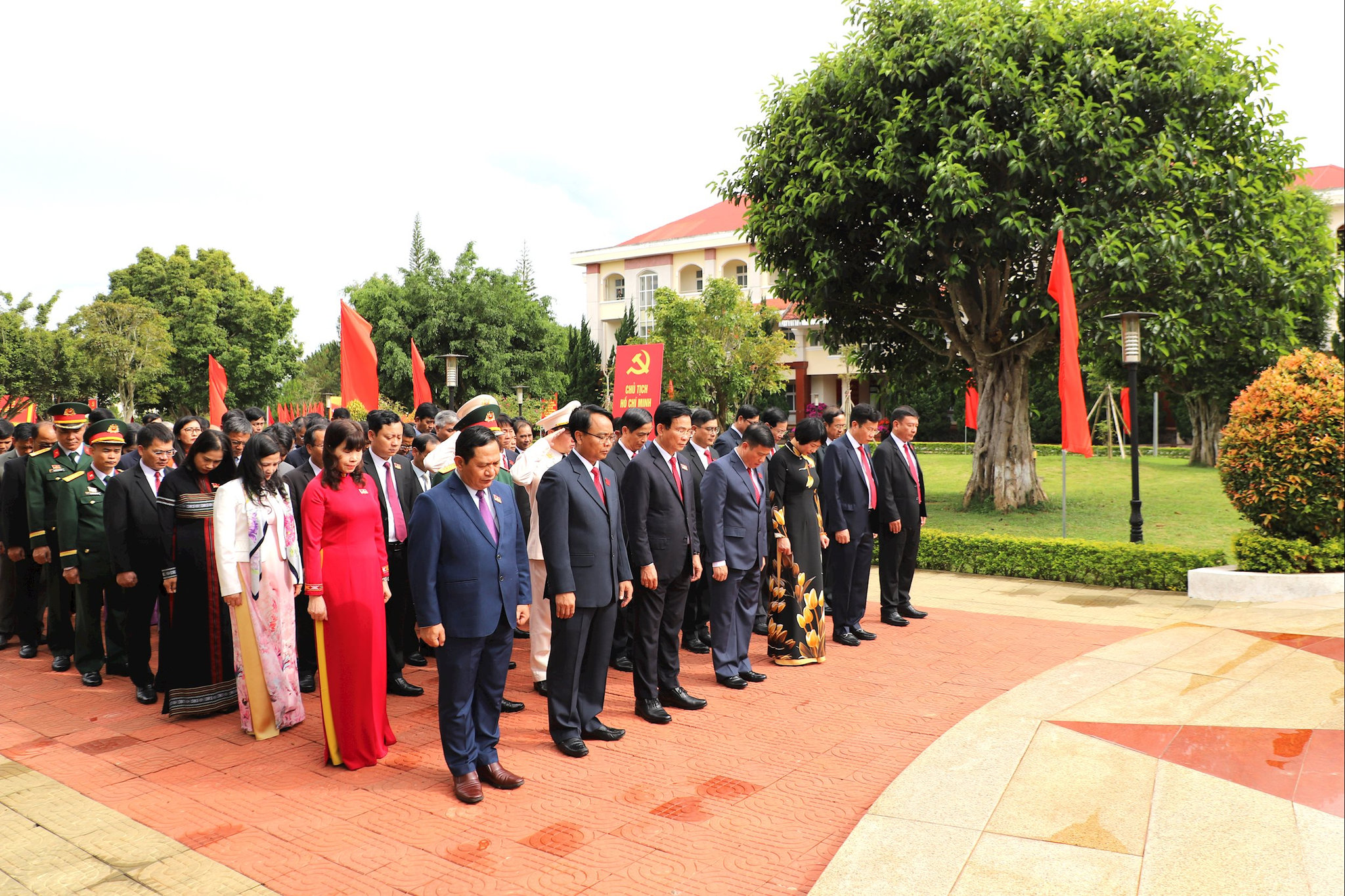 Đoàn đại biểu báo công tại Tượng đài Bác Hồ
