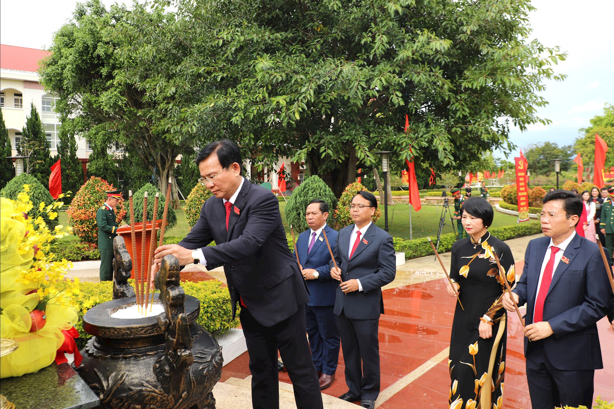Đồng chí Hồ Văn Mười Phó Bí cùng các đồng chí âng hương tại Tượng đài Bác Hồ