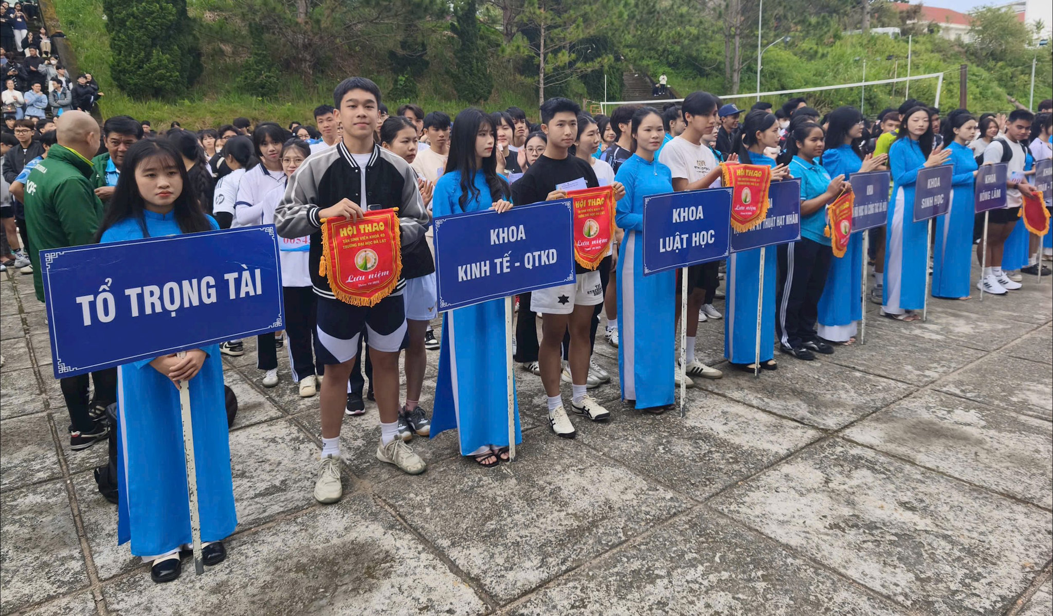 Các đội tân sinh viên của 15 khoa tham dự Hội thao 