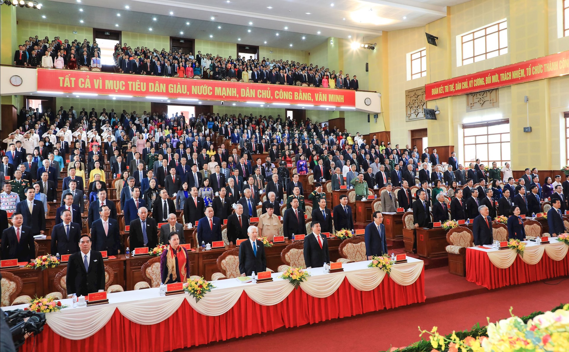 Các đại biểu thực hiện nghi lễ chào cờ