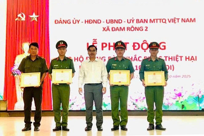 dong-chi-truong-van-sang-pho-bi-thu-dang-uy-chu-tich-ubnd-xa-tang-giay-khen-cho-cac-tap-the-ca-nhan-co-thanh-tich-xuat-sac(1).jpg