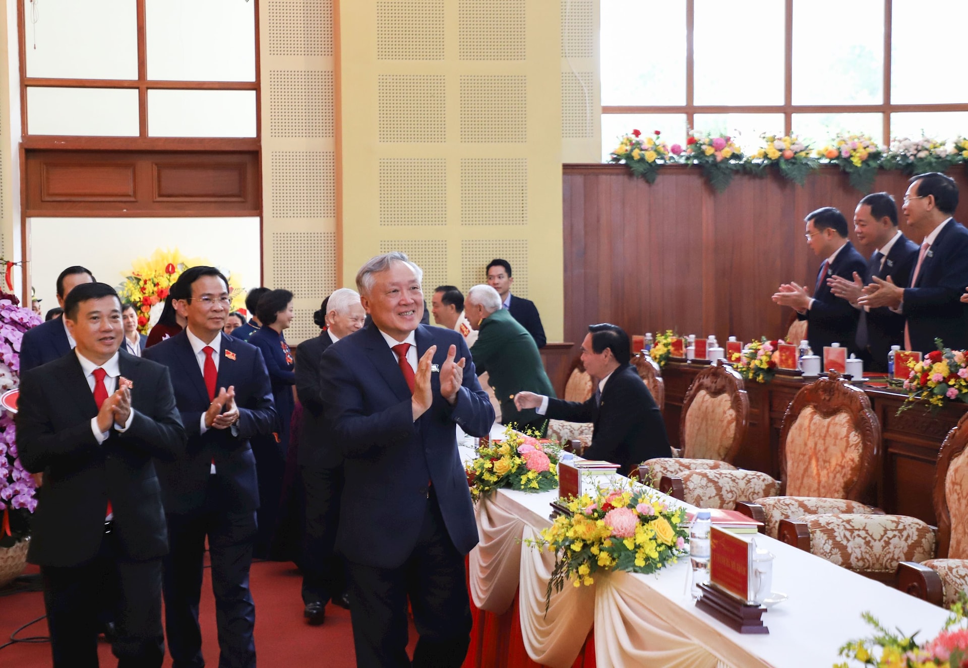 Phó Thủ tướng Thường trực Chính phủ Nguyễn Hòa Bình cùng lãnh đạo tỉnh bước vào hội trường dự Đại hội
