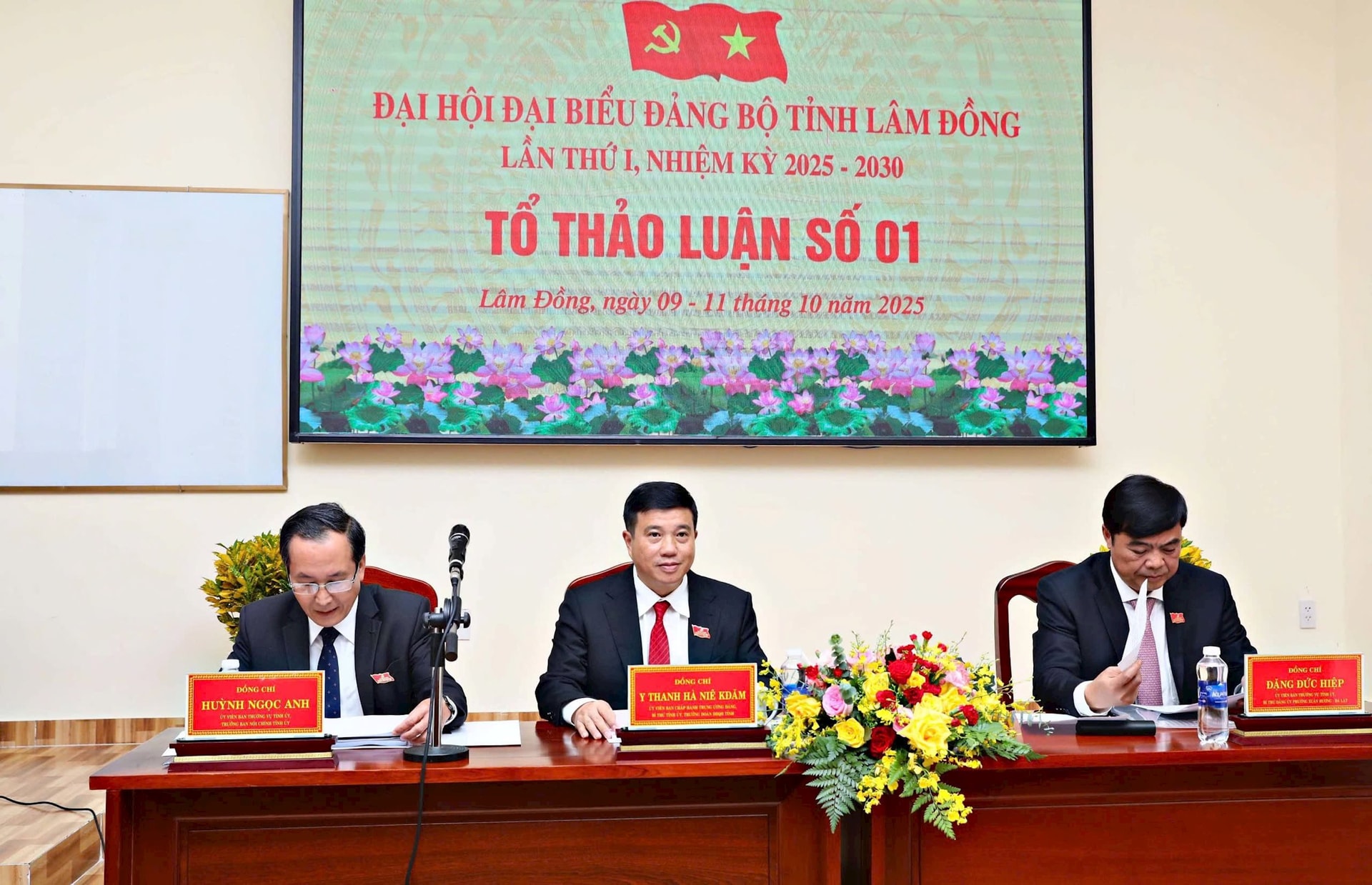 លេខាបក្សខេត្ត Y Thanh Ha Nie Kdam បានចូលរួមកិច្ចពិភាក្សានៅក្រុមពិភាក្សាលេខ១ នារសៀលថ្ងៃទី១០ ខែតុលា។