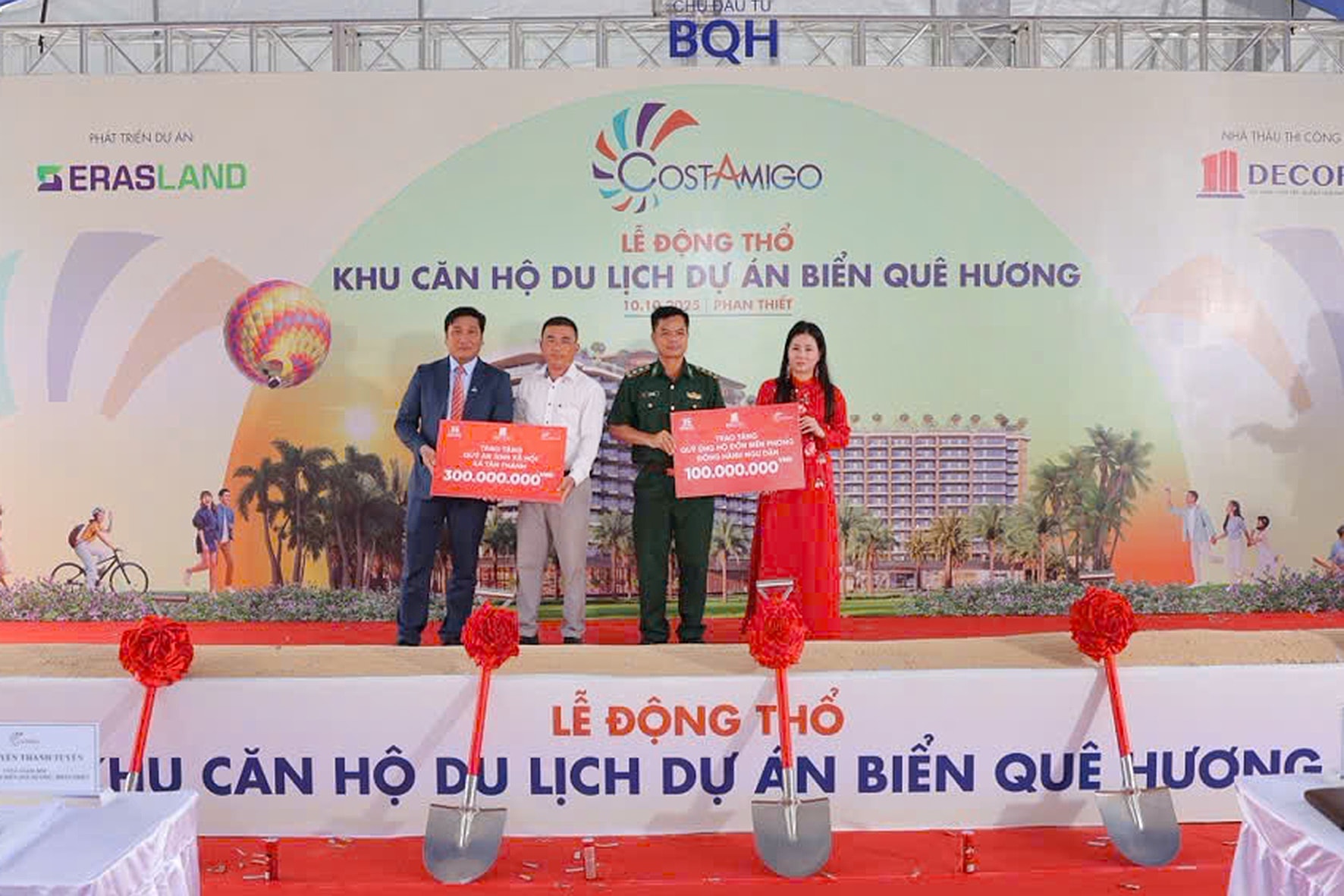 Ibu Nguyen Thanh Tuyen, Investor dan Bapak Nguyen Minh Tam, Direktur Jenderal Decofi, menyerahkan dana jaminan sosial kepada Bapak Nguyen Xuan Thanh, Wakil Ketua Komite Rakyat Komune Tan Thanh dan Letnan Kolonel Dao Xuan Men, Kepala Stasiun Penjaga Perbatasan Tan Thanh.