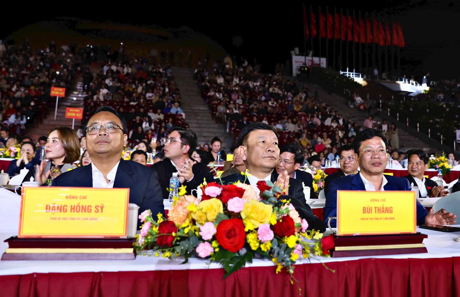 Pemimpin Jawatankuasa Parti Wilayah Lam Dong menghadiri program seni untuk meraikan kejayaan Kongres Parti Wilayah Lam Dong Pertama, penggal 2025-2030.