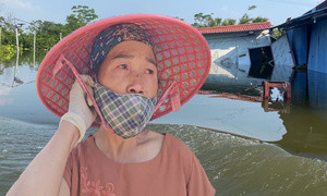 'Rốn lũ' Hà Nội: Tối nước còn mấp mé mép sân, trưa hôm sau đã tới nóc nhà