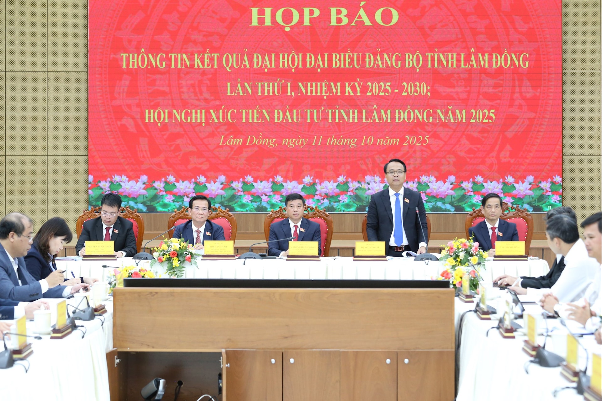 Đồng chí Đặng Hồng Sỹ trả lời câu hỏi của các phóng viên báo chí