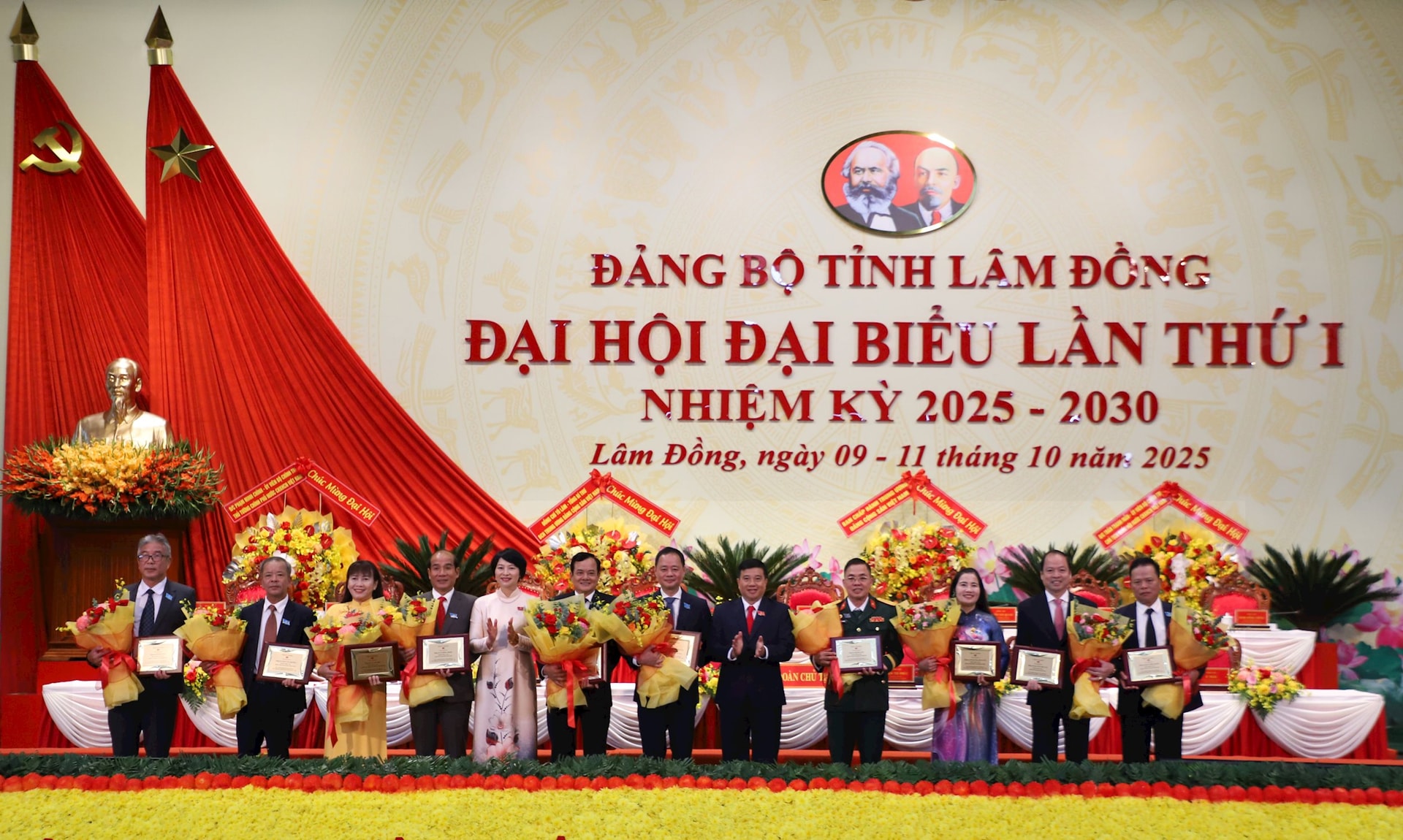 Đại hội trân trọng ghi nhận những đóng góp quý báu của các đồng chí nguyên là Ủy viên Ban Chấp hành Đảng bộ tỉnh không tái cử