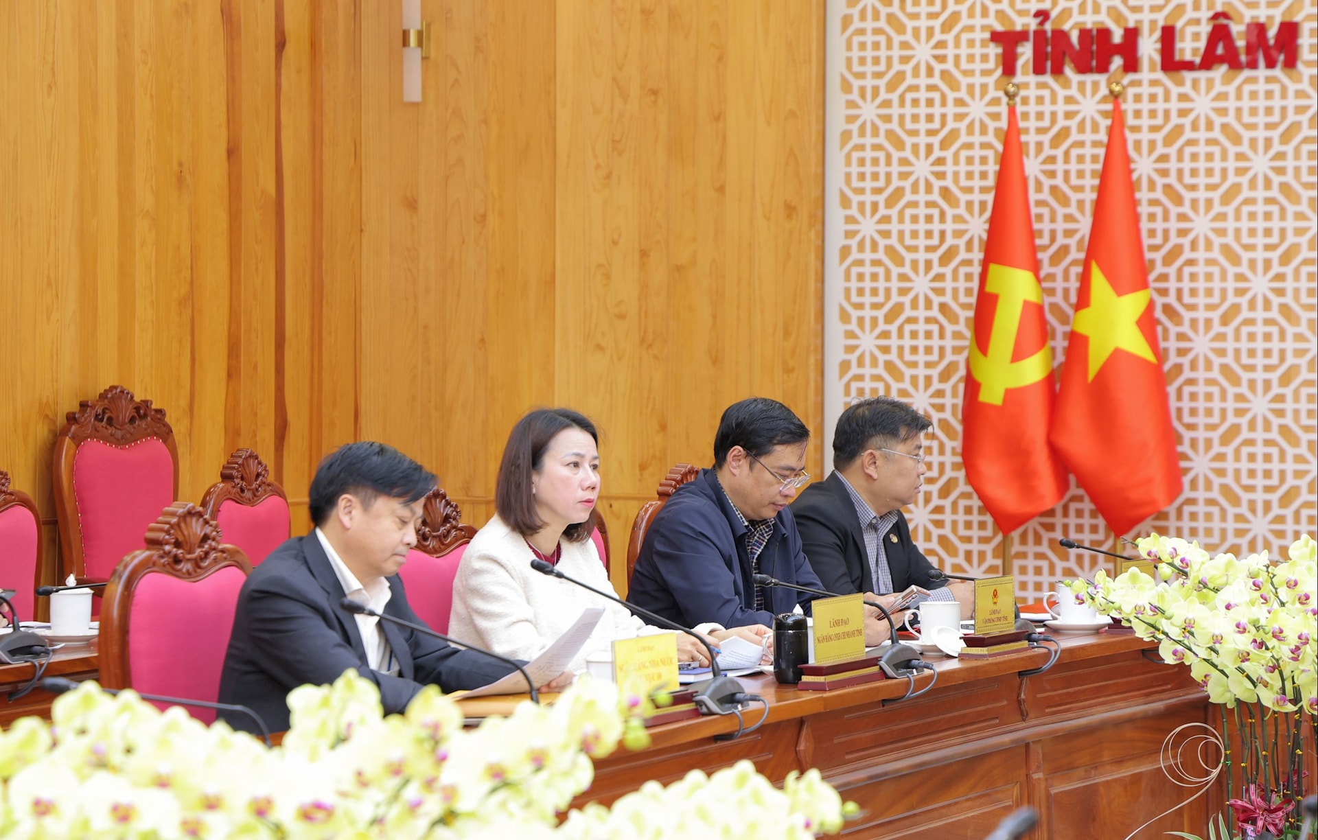 Đại diện các sở, ngành tỉnh Lâm Đồng dự phiên họp trực tuyến tại điểm cầu UBND tỉnh Lâm Đồng