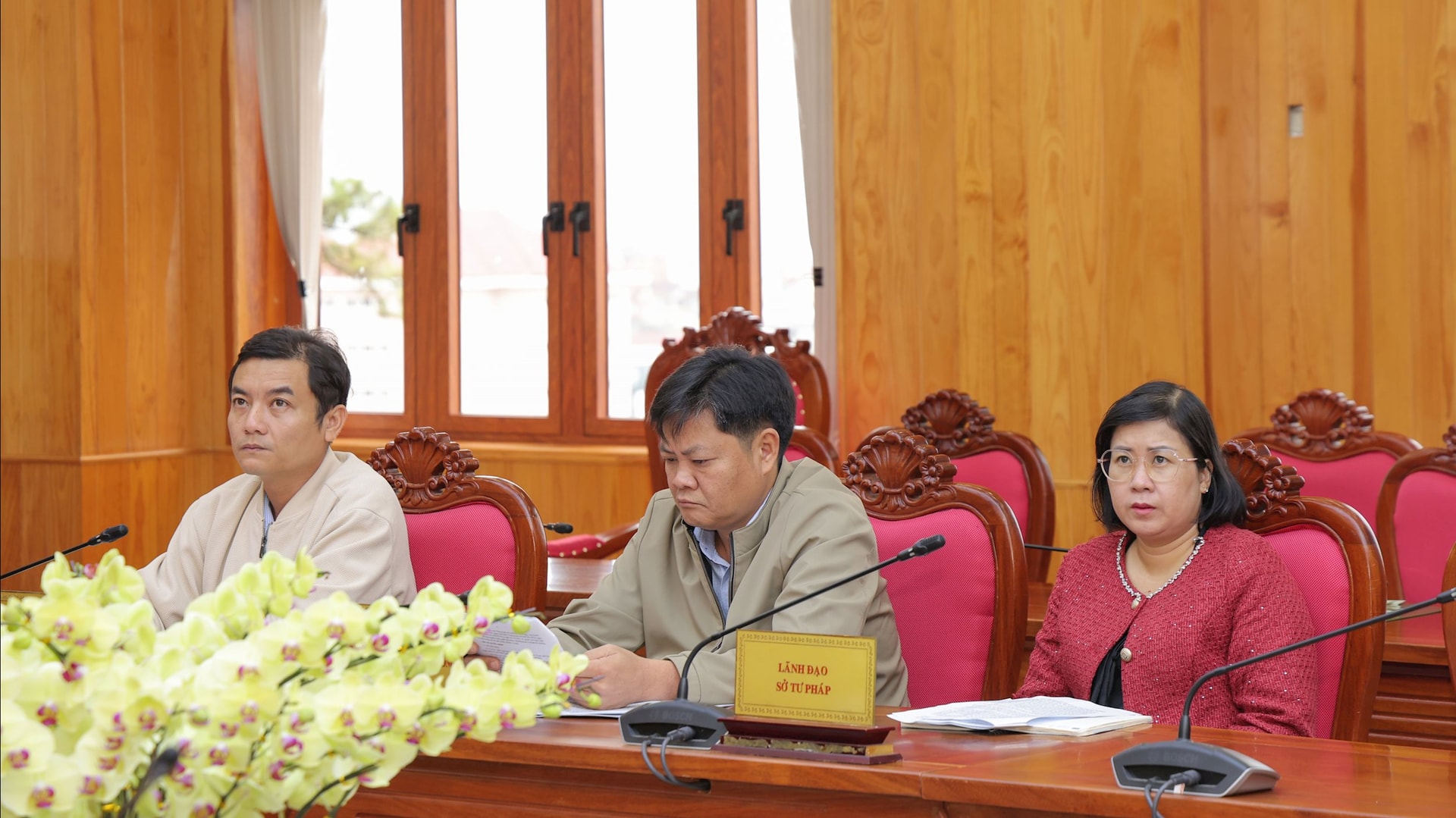 Đại diện các sở, ngành tỉnh Lâm Đồng dự phiên họp trực tuyến tại điểm cầu UBND tỉnh Lâm Đồng