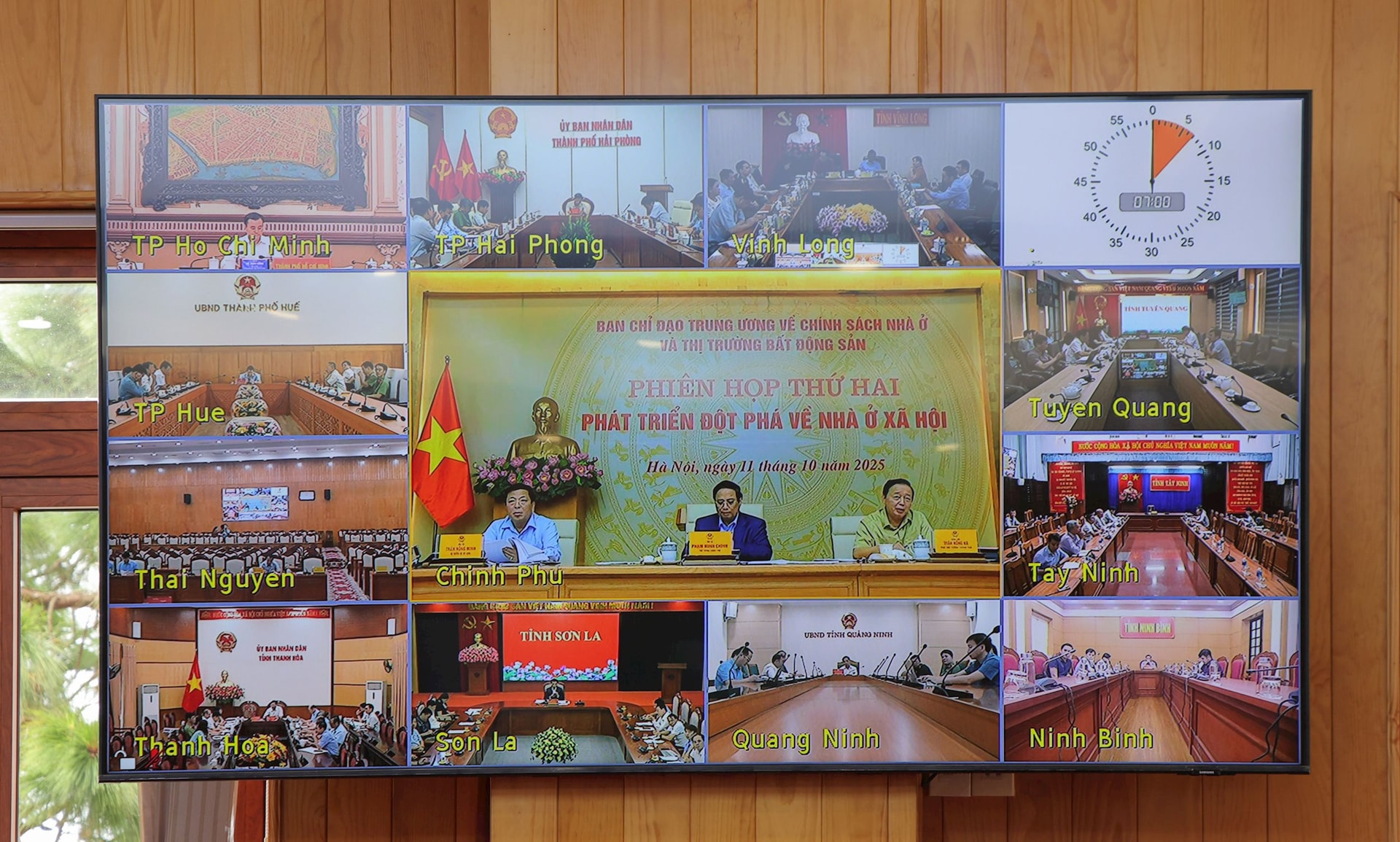 Phiên họp được tổ chức trực tiếp và kết nối trực tuyến với các tỉnh, thành phố trên cả nước.