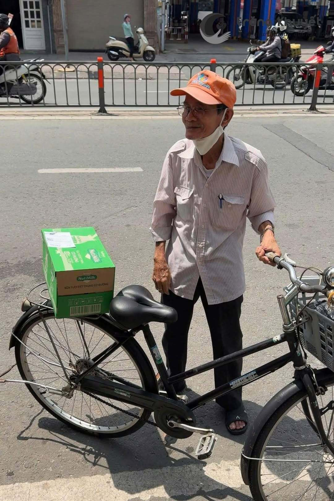 Cụ ông mang theo thùng sữa duy nhất đến ủng hộ. (Ảnh: Inside the Box)