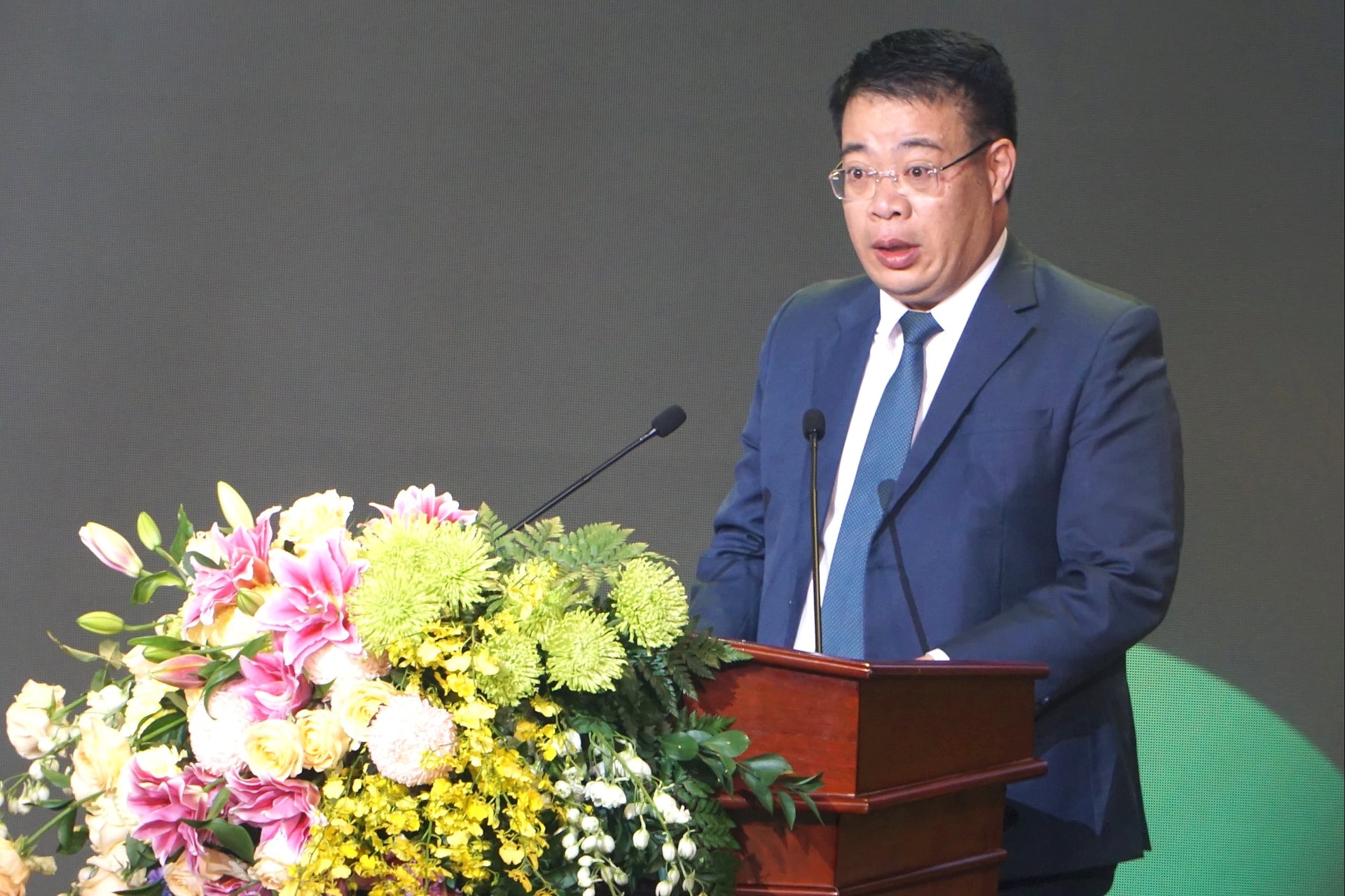 Đồng chí Nguyễn Ngọc Phúc – Tỉnh ủy viên, Phó Chủ tịch UBND tỉnh lên phát biểu tại Hội nghị
