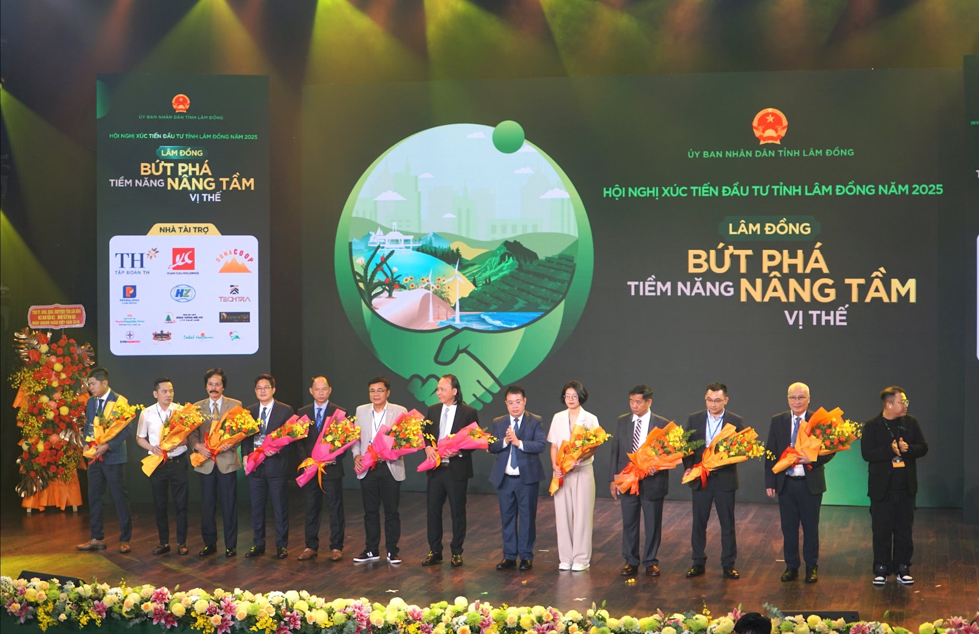 Phó Chủ tịch UBND tỉnh Nguyễn Ngọc Phúc tặng hoa tri ân các doanh nghiệp đồng hành cùng Hội nghị