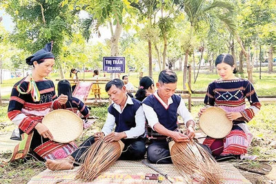 Người Ba Na thị trấn Kbang giữ gìn nghề đan truyền thống.
