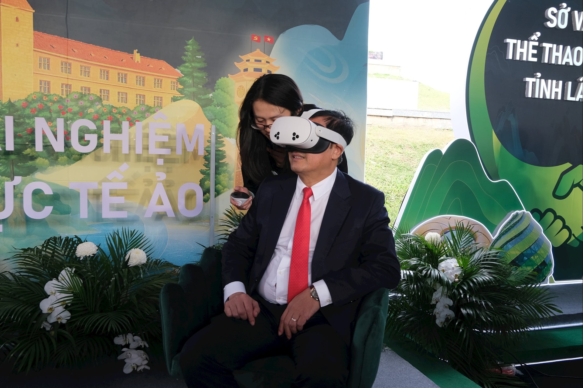 Genosse Le Trong Yen, Mitglied des Ständigen Parteiausschusses der Provinz und stellvertretender Vorsitzender des Volkskomitees der Provinz, probierte auf der Investitionsförderungskonferenz am Stand des Ministeriums für Kultur, Sport und Tourismus eine Virtual-Reality-Brille aus.