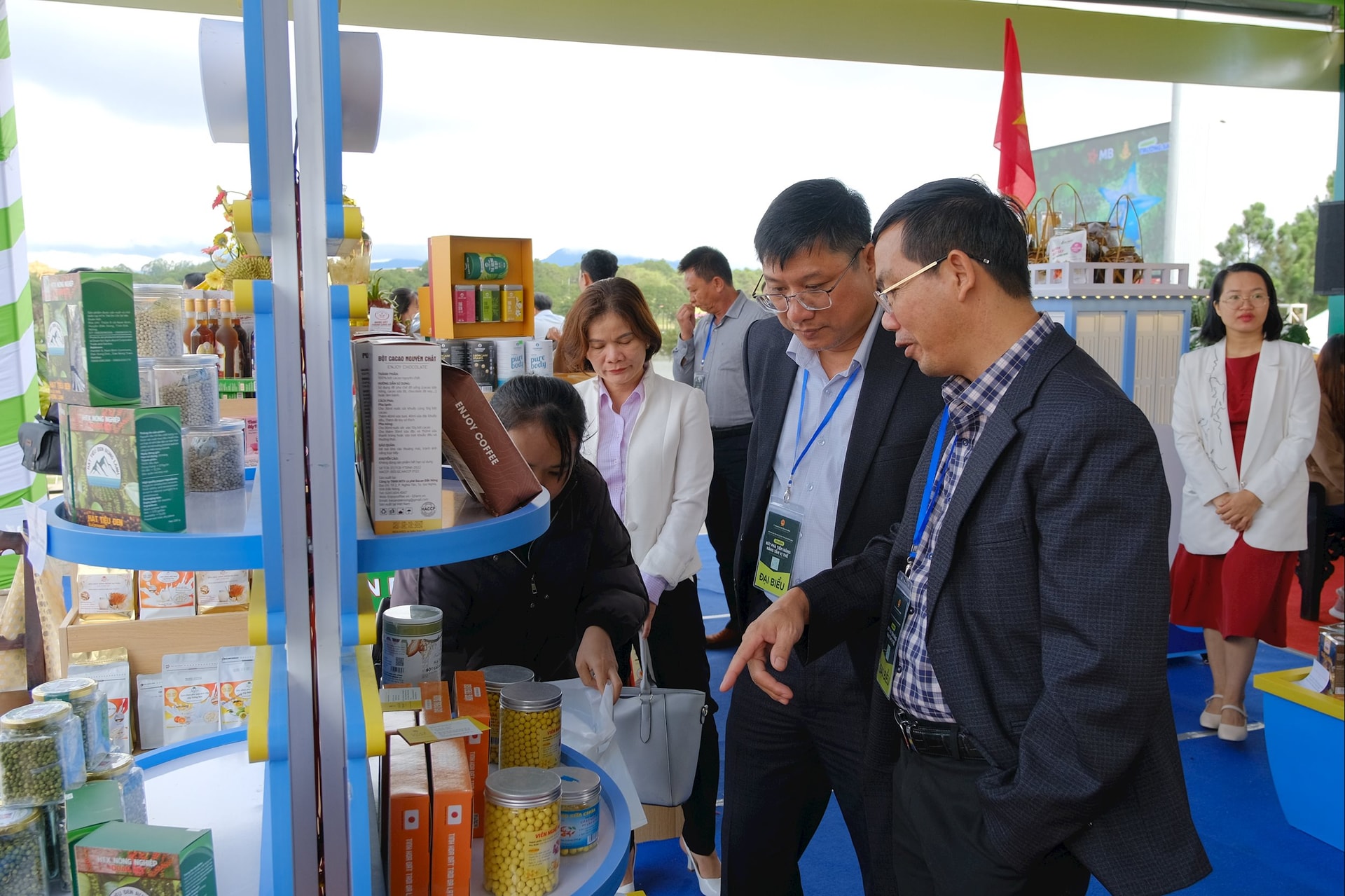 Besucher erleben die Stände auf der Lam Dong Investment Promotion Conference 2025