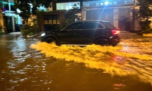 Trung tâm TP.HCM 'hiếm hoi' ngập nước sau trận mưa lớn