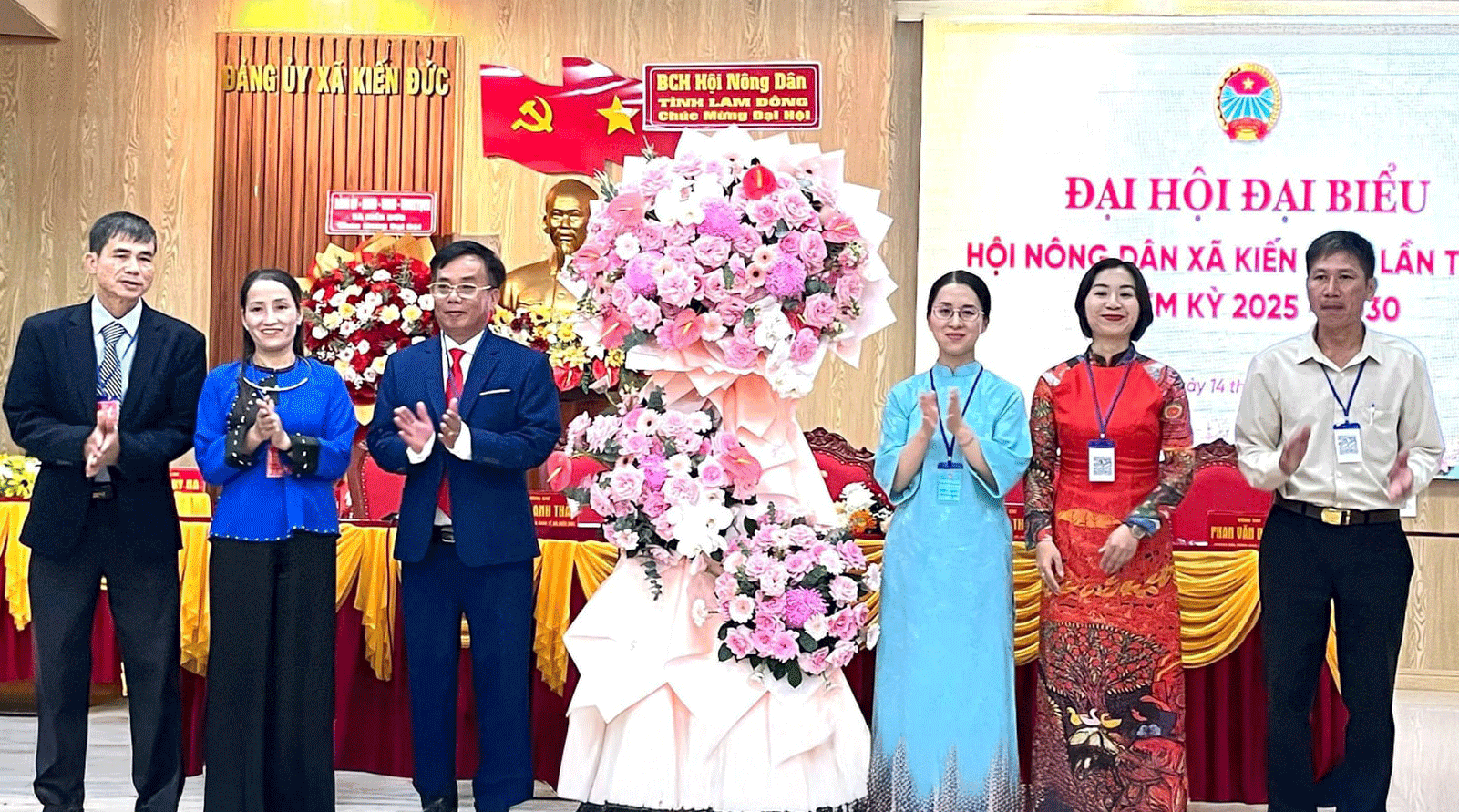 Ban Chấp hành Hội Nông dân tỉnh Lâm Đồng tặng hoa chúc mừng Đại hội
