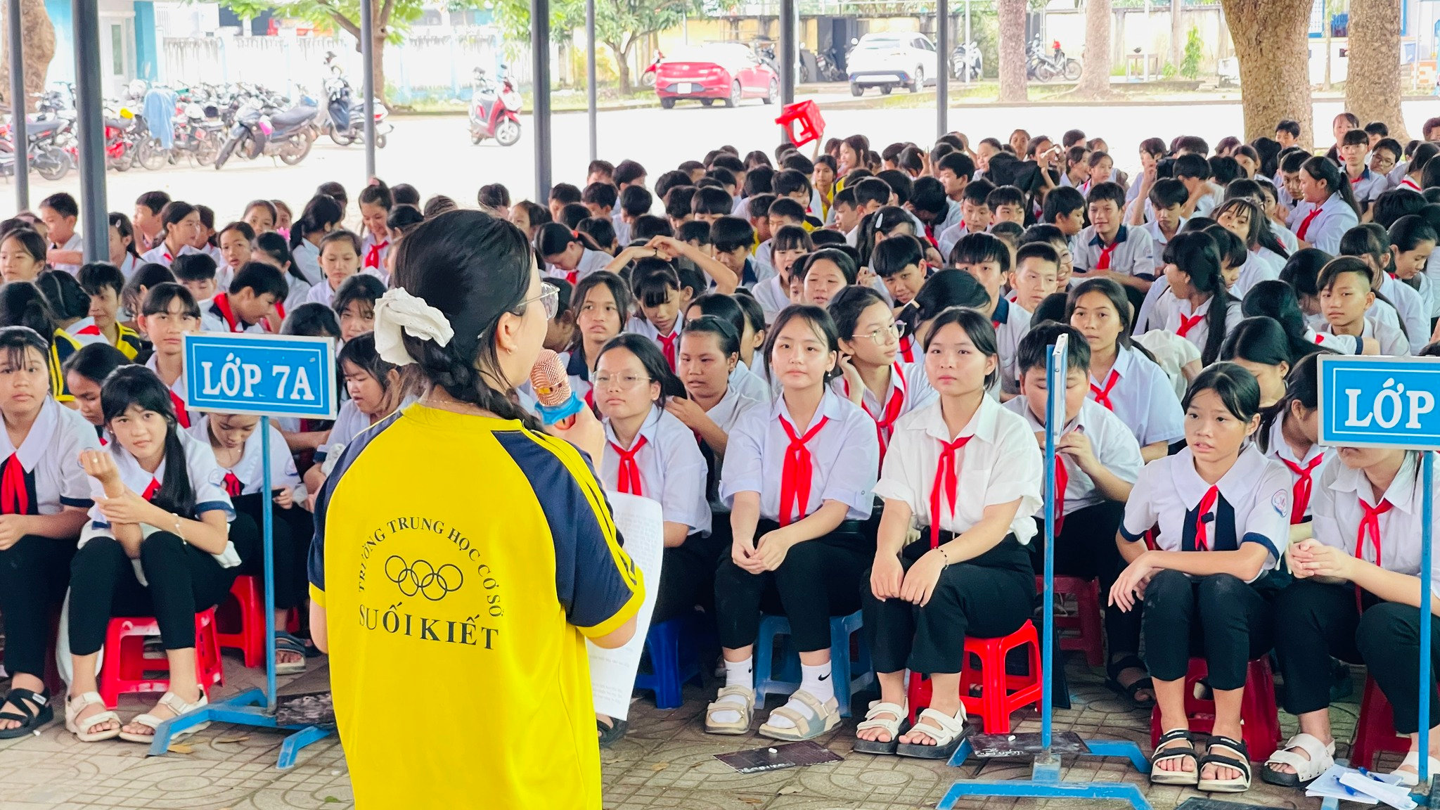 Học sinh Trường THCS Suối Kiết lắng nghe tuyên truyền viên CLB thuyết trình