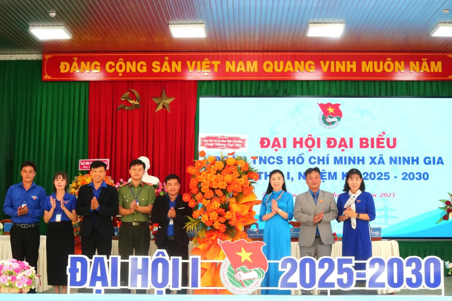 Tỉnh đoàn Lâm Đồng tặng hoa chúc mừng Đại hội