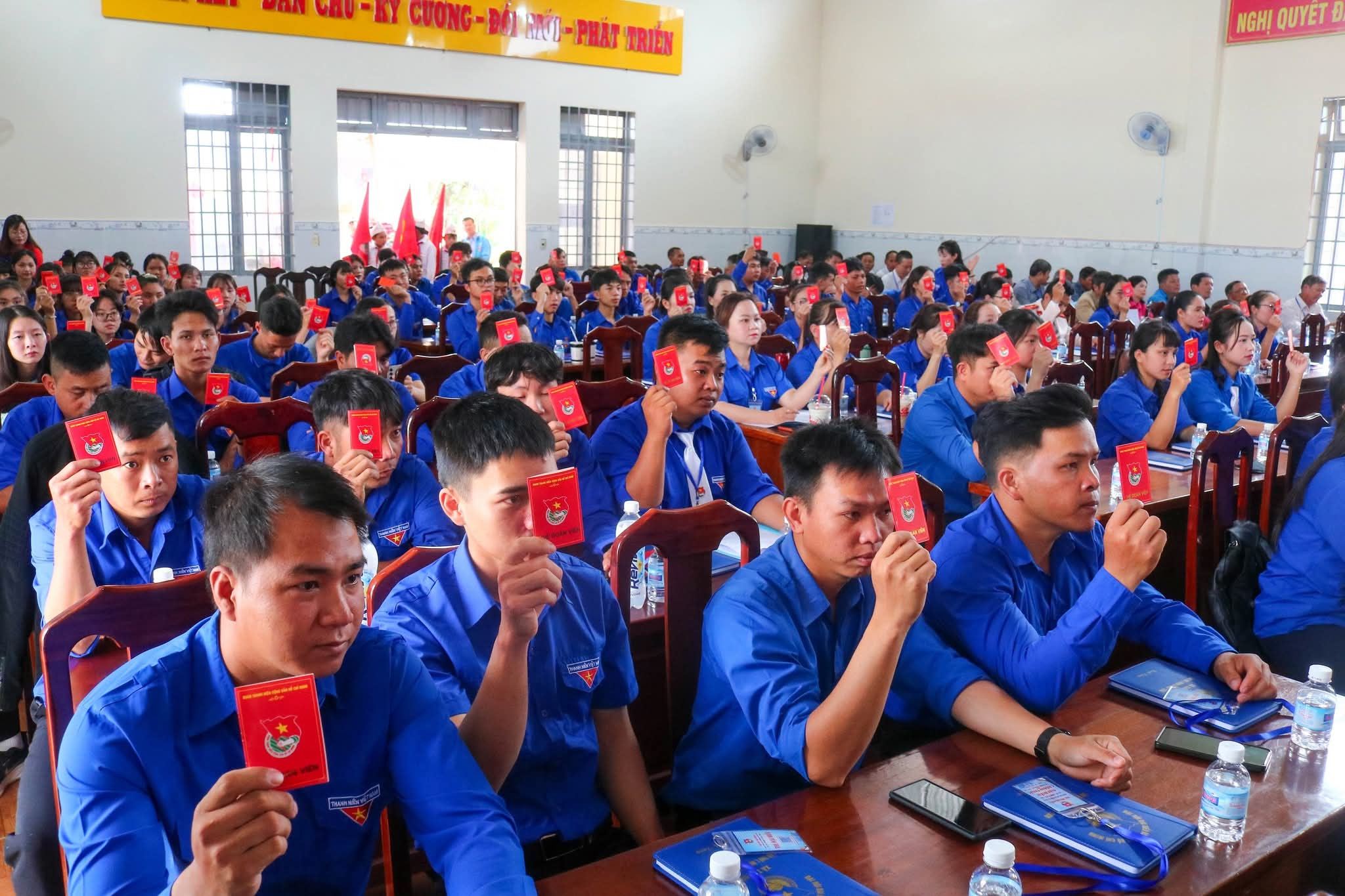 Các đại biểu biểu quyết thông qua các chỉ tiêu tại Đại hội