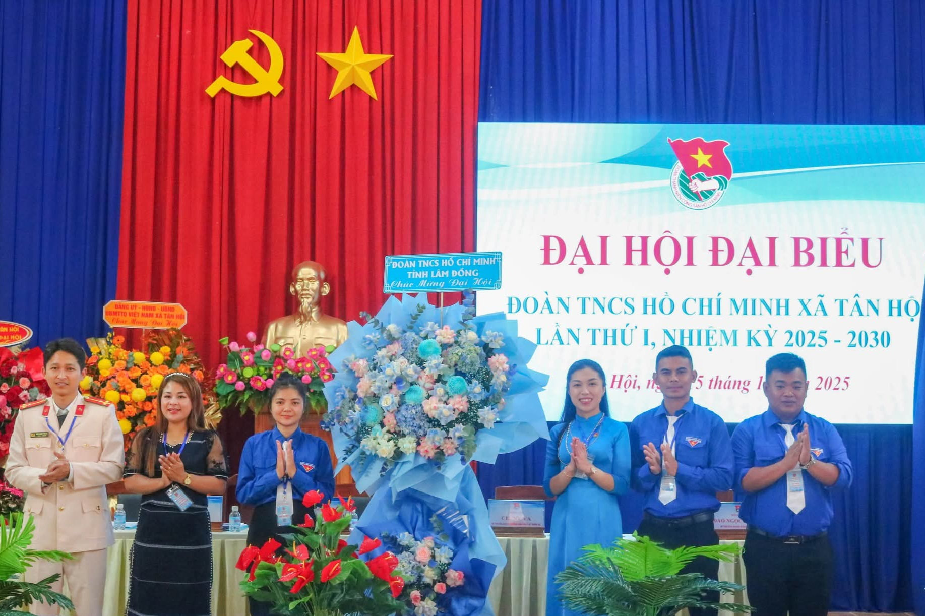 Tỉnh đoàn Lâm Đồng tặng hoa chúc mừng Đại hội