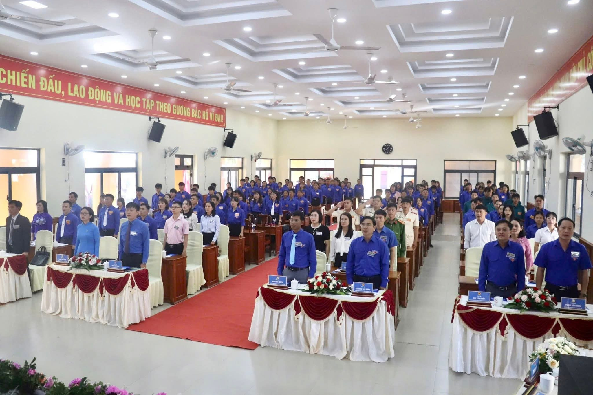 Các đại biểu thực hiện nghi thức chào cờ