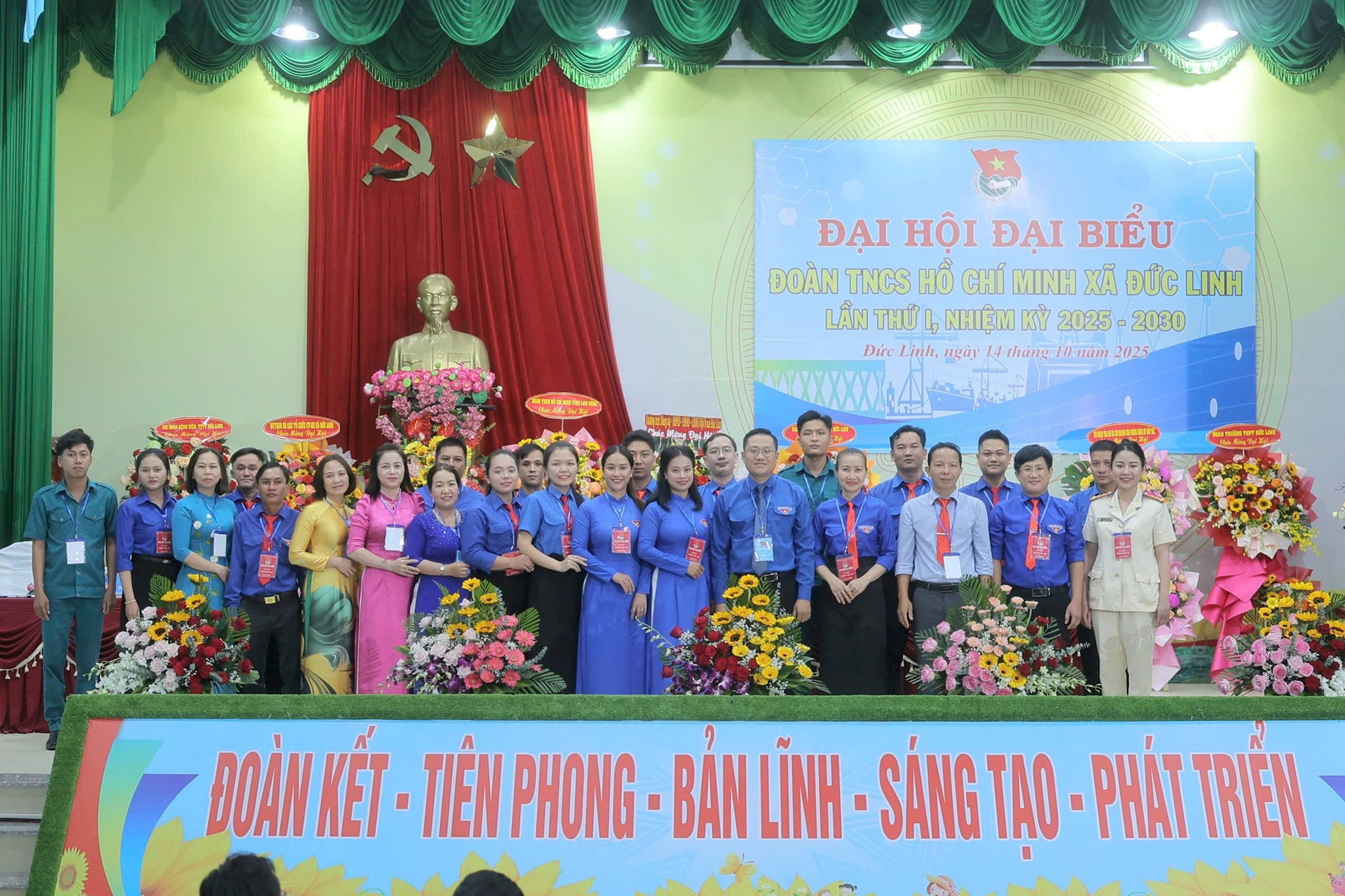 Các đại biểu chụp hình lưu niệm