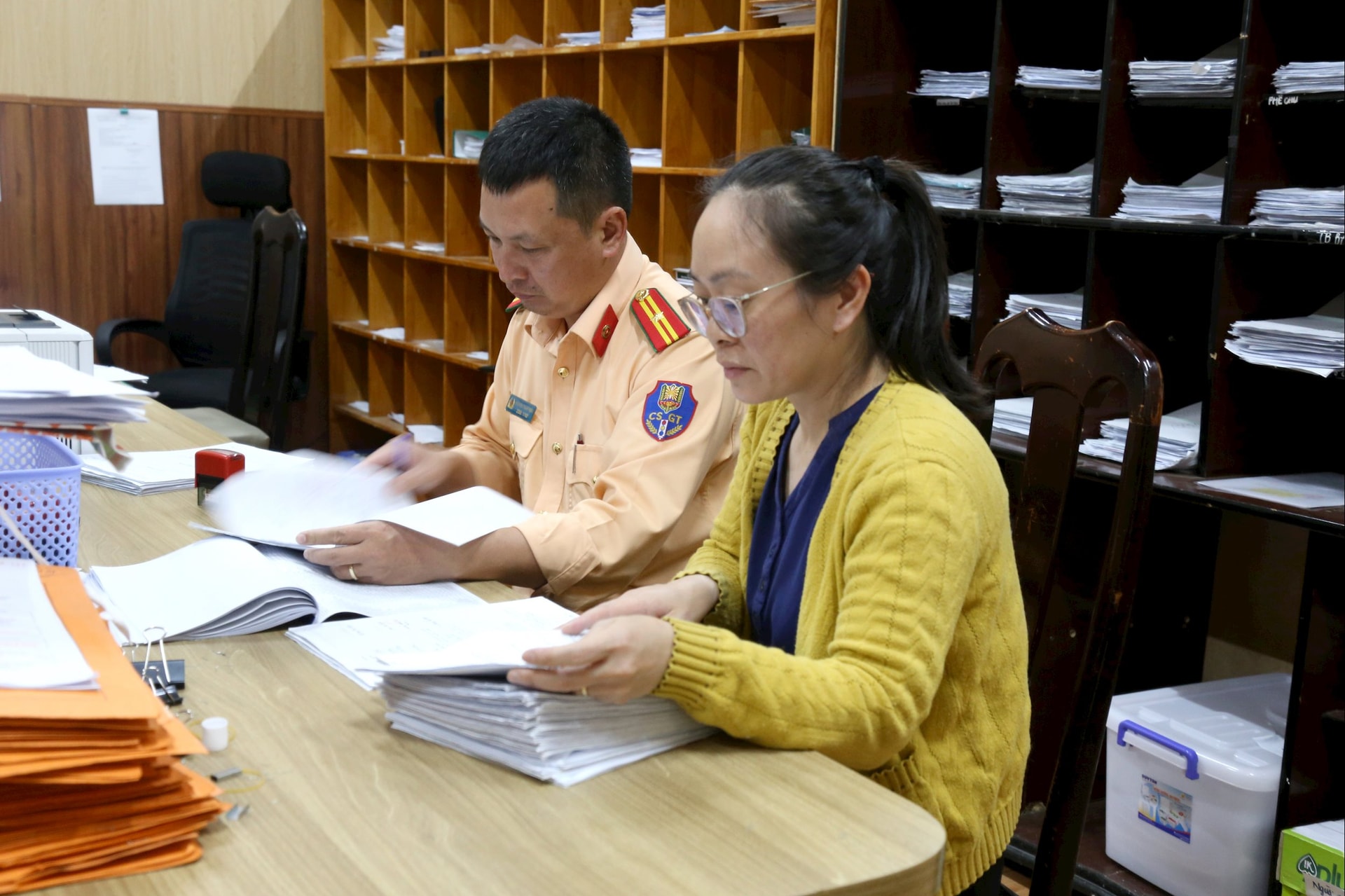 Lực lượng CSGT kiểm tra hồ sơ của các học viên trước khi tổ chức sát hạch