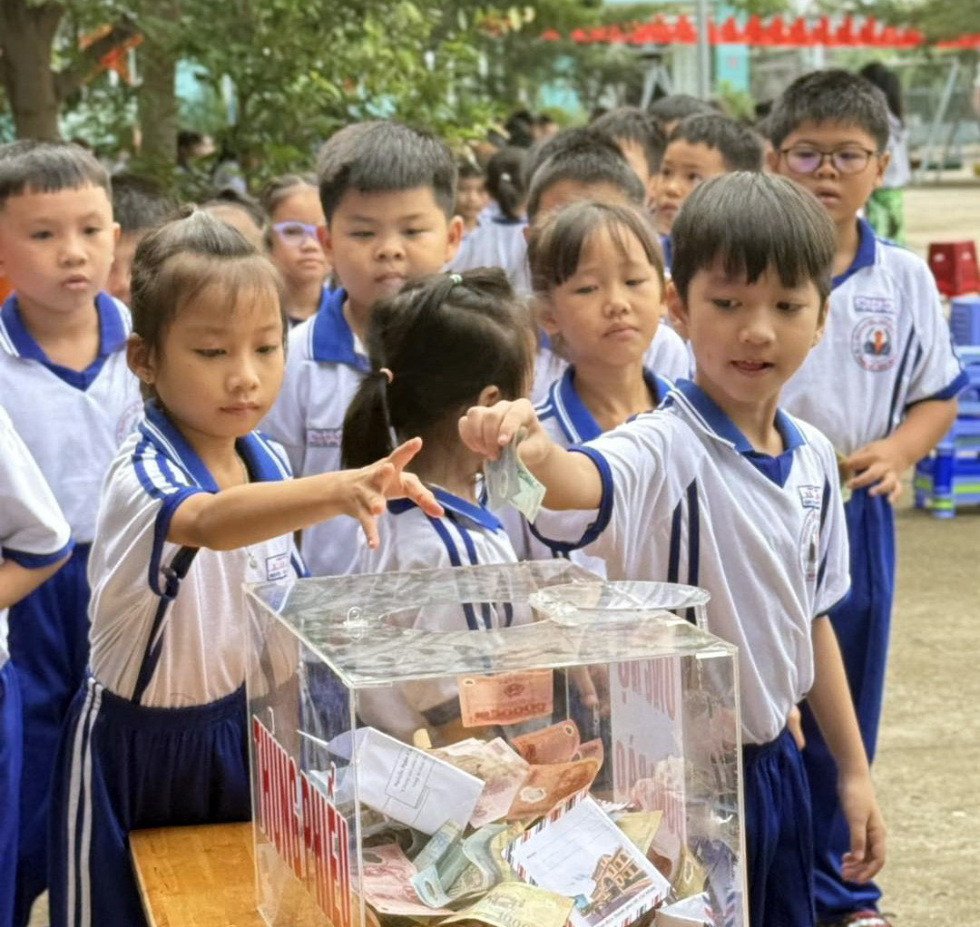 1.hoc-sinh-truong-tieu-hoc-xuan-an-ung-ho-dong-bao-bi-anh-huong-con-bao-lu.jpg