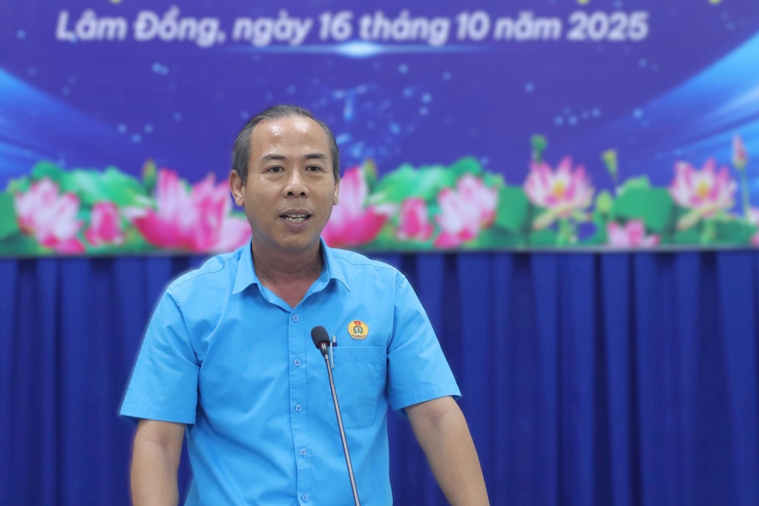 ២.សមមិត្ត Nguyen Phu Hoang អនុប្រធានគណៈកម្មាធិការខេត្តនៃរណសិរ្សមាតុភូមិវៀតណាម ប្រធានសហព័ន្ធការងារខេត្ត Lam Dong ថ្លែងសុន្ទរកថាក្នុងពិធីចុះហត្ថលេខា (1).jpg