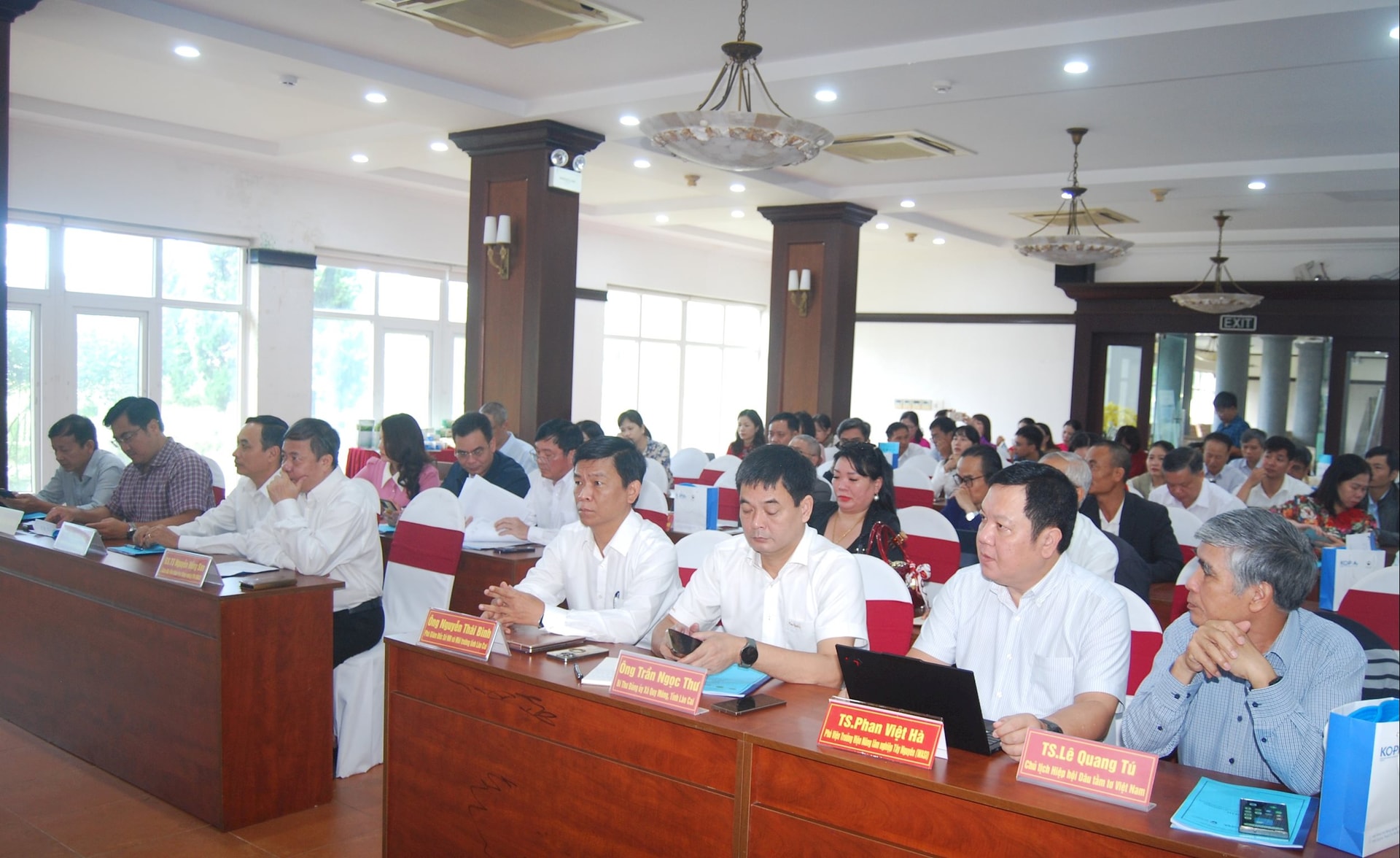អ្នកវិទ្យាសាស្ត្រ និងអ្នកជំនាញឧស្សាហកម្មសូត្រក្នុងស្រុកបានចូលរួមសិក្ខាសាលានេះ។