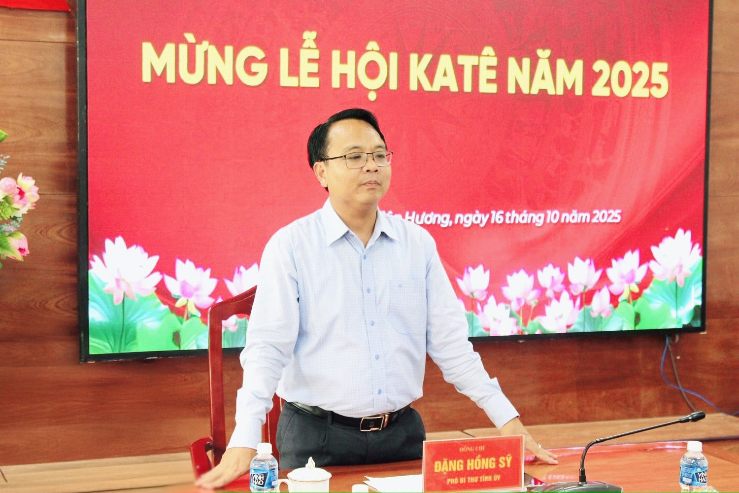 dong-chi-dang-hong-sy-da-gui-loi-chuc-mung-tet-kate-den-dang-uy-hdnd-ubnd-uy-ban-mttq-viet-nam-xa-lien-huong(1).jpg