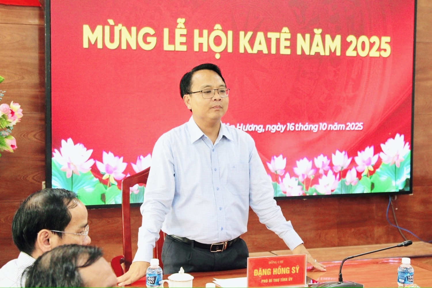 El camarada Dang Hong Sy envió saludos de Tet Kate al Comité del Partido, al Consejo Popular, al Comité Popular y al Comité del Frente de la Patria de Vietnam de la comuna de Lien Huong.
