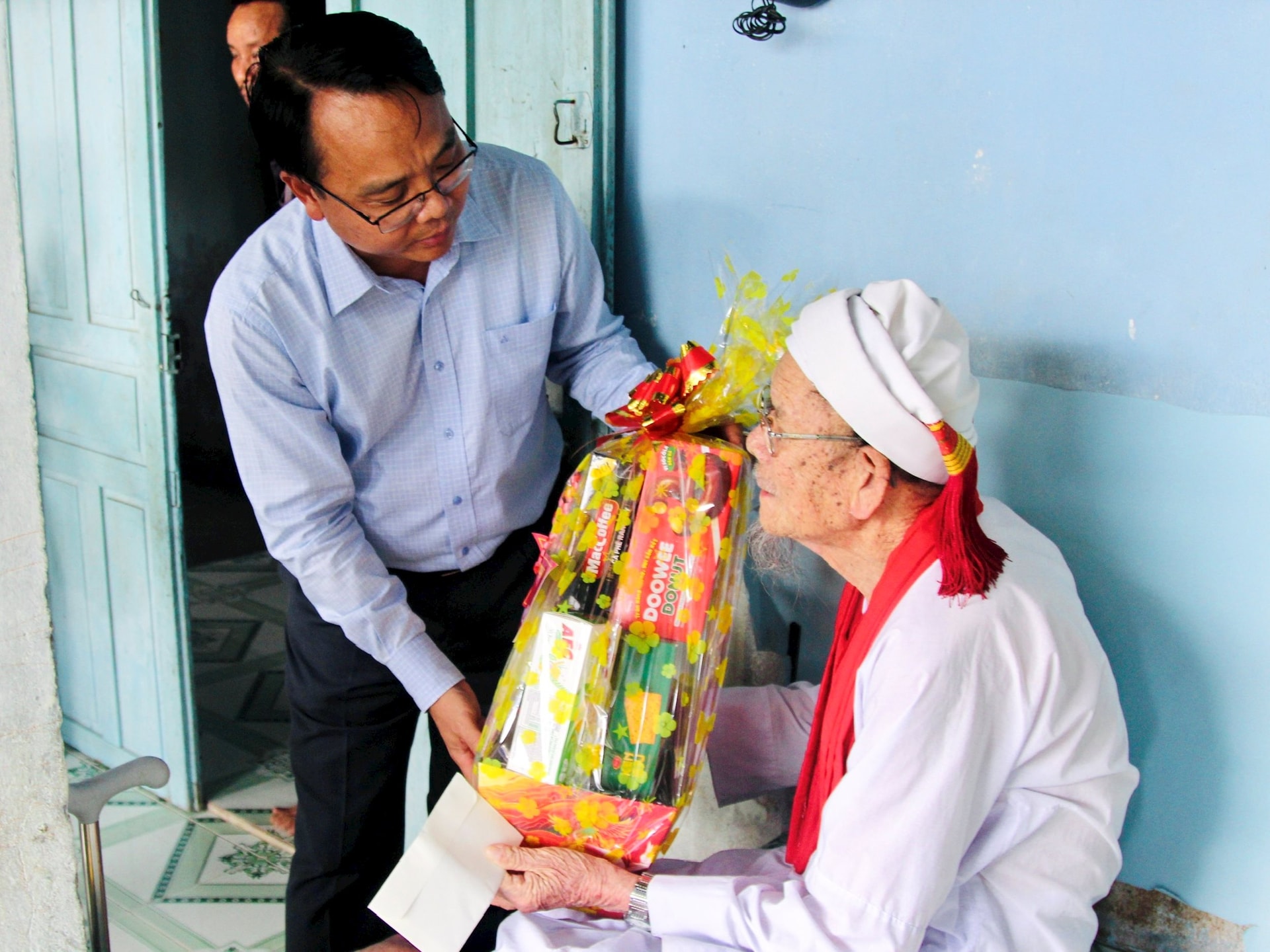 El camarada Dang Hong Sy entregó un regalo al abad Dang Ngoc (aldea de Lac Tri)
